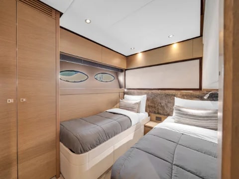 Yacht Photo 31