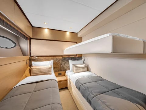 Yacht Photo 32