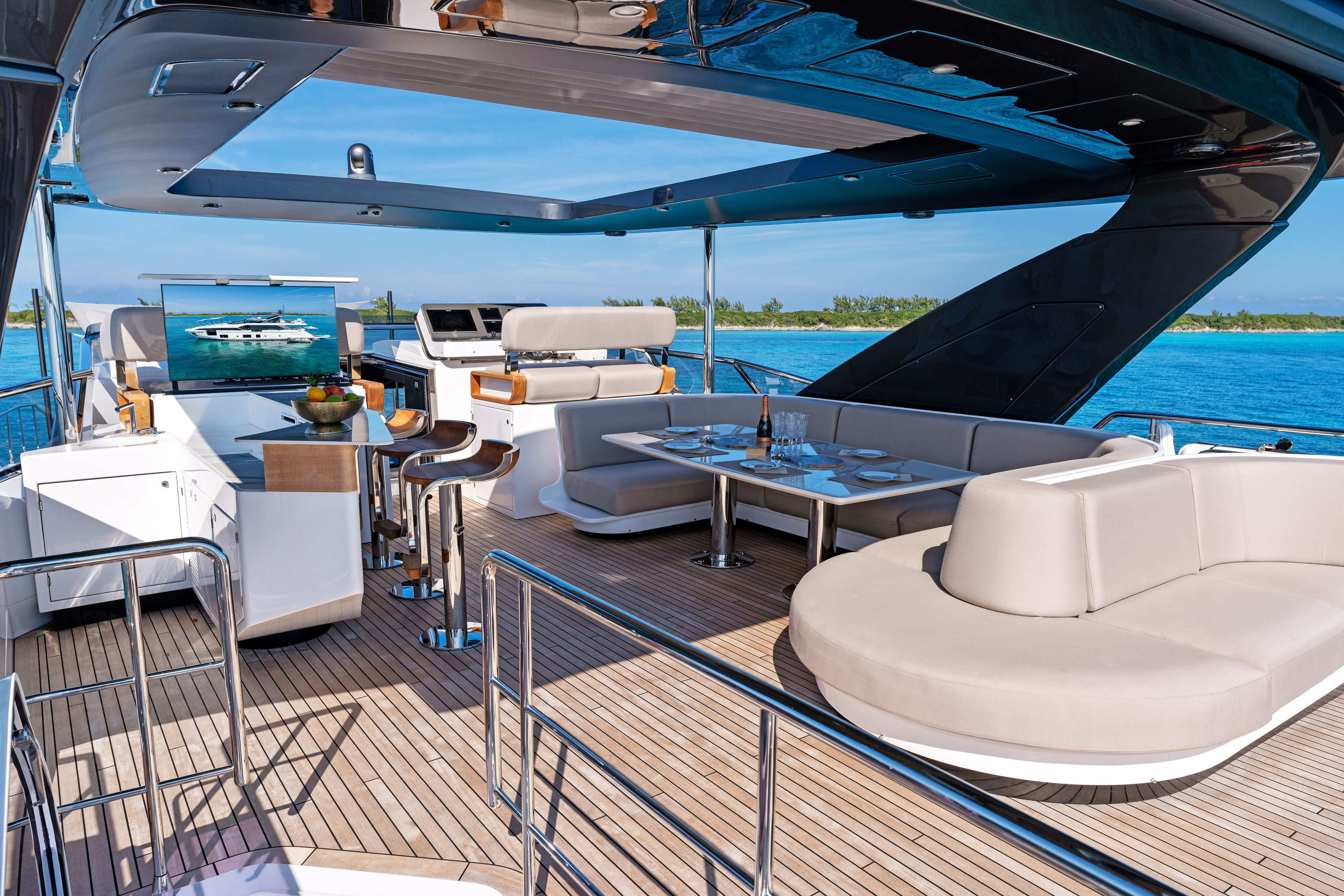 Yacht Photo 15