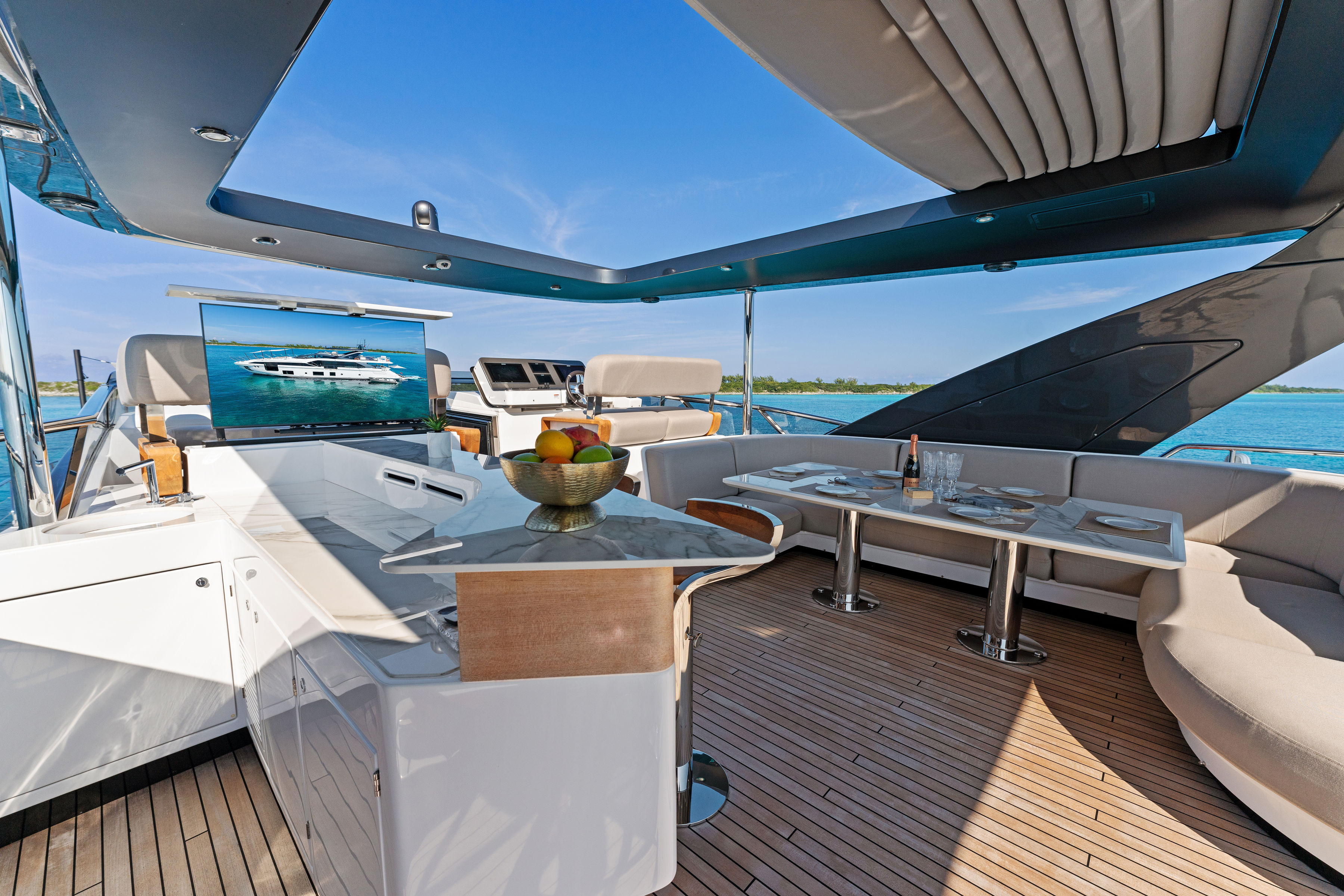 Yacht Photo 21