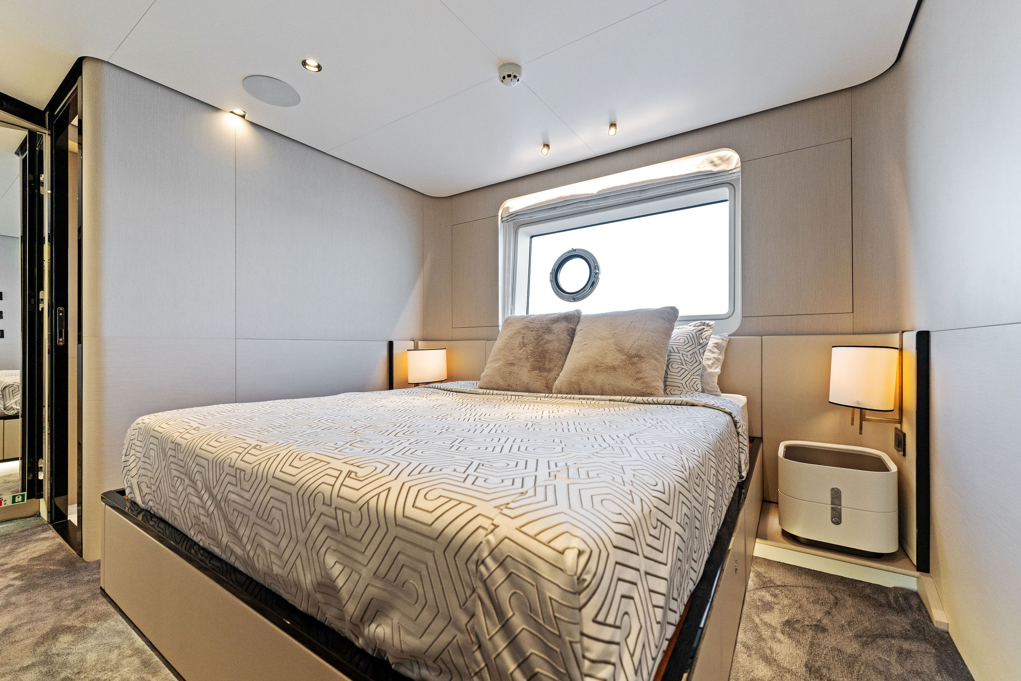Yacht Photo 32