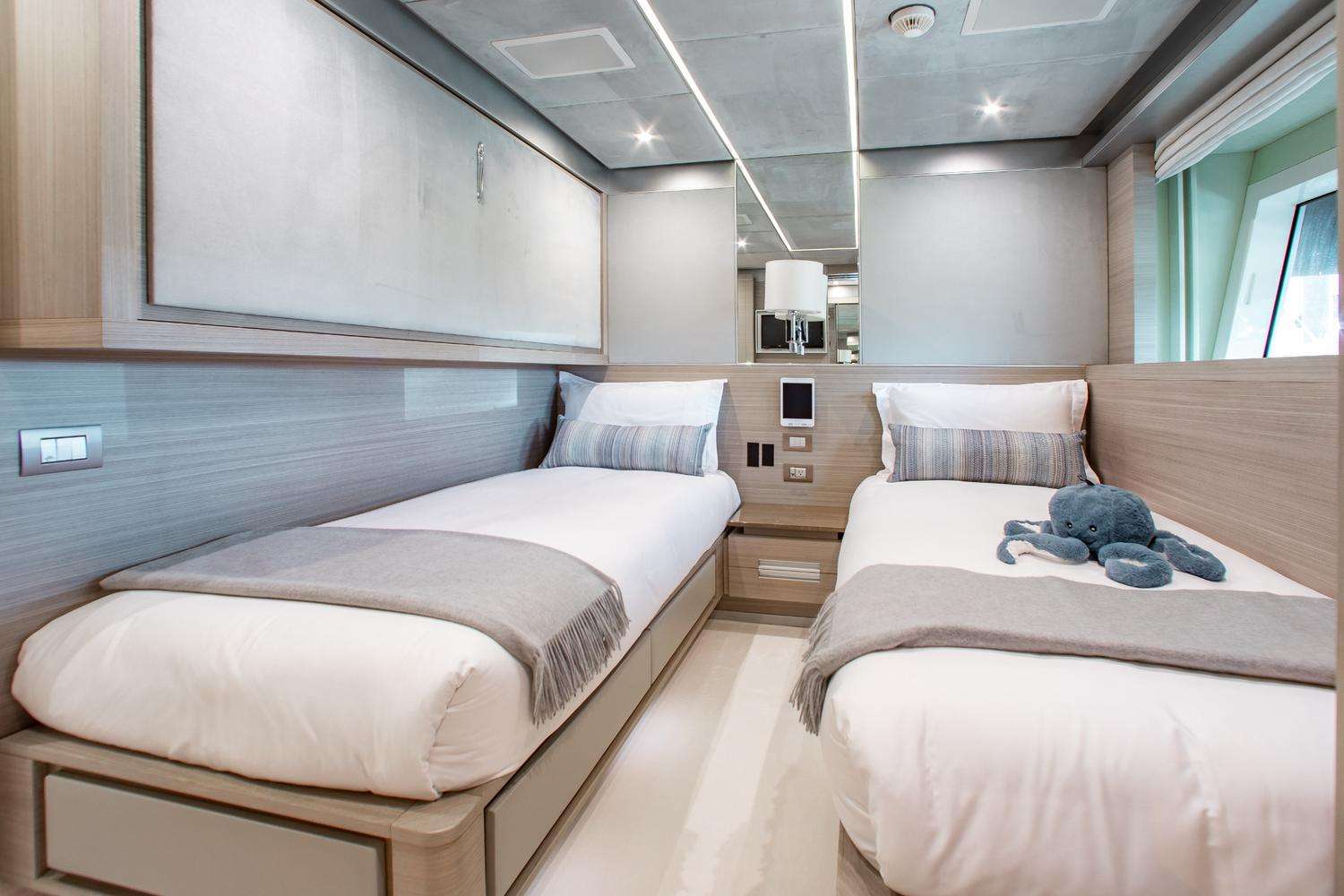 Yacht Photo 13