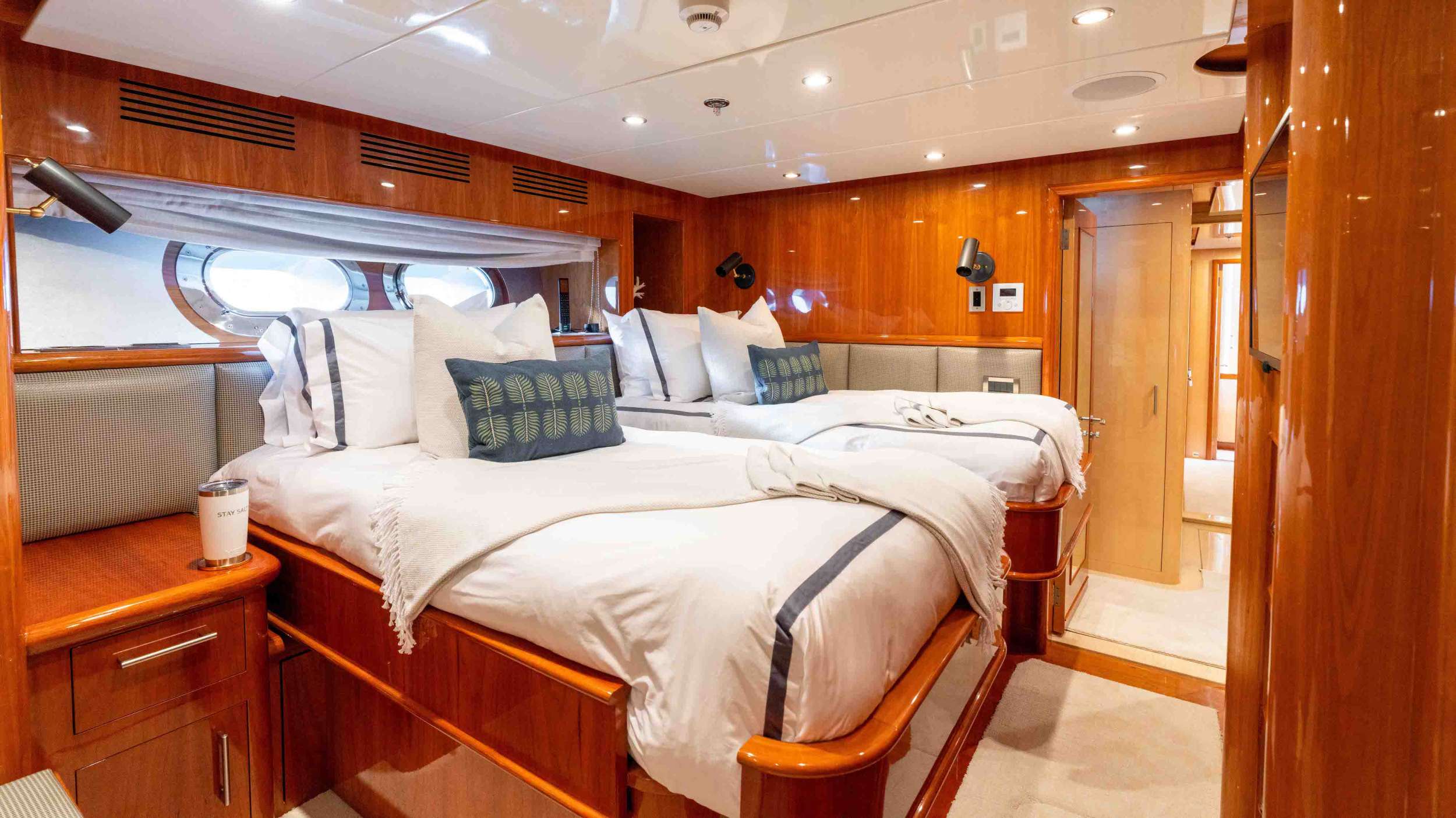 Yacht Photo 10