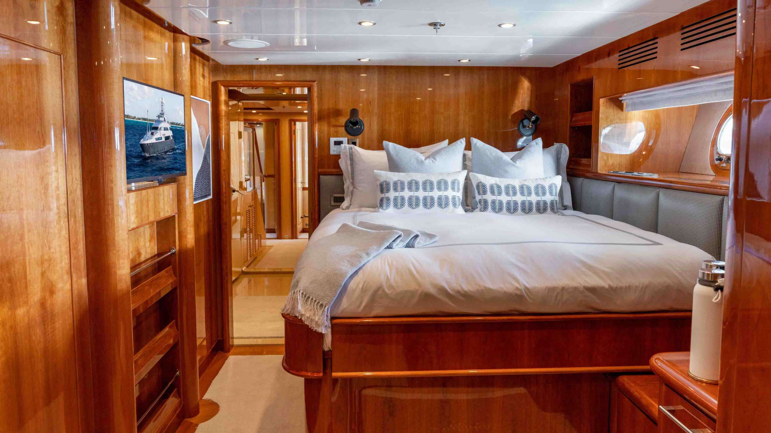 Yacht Photo 11