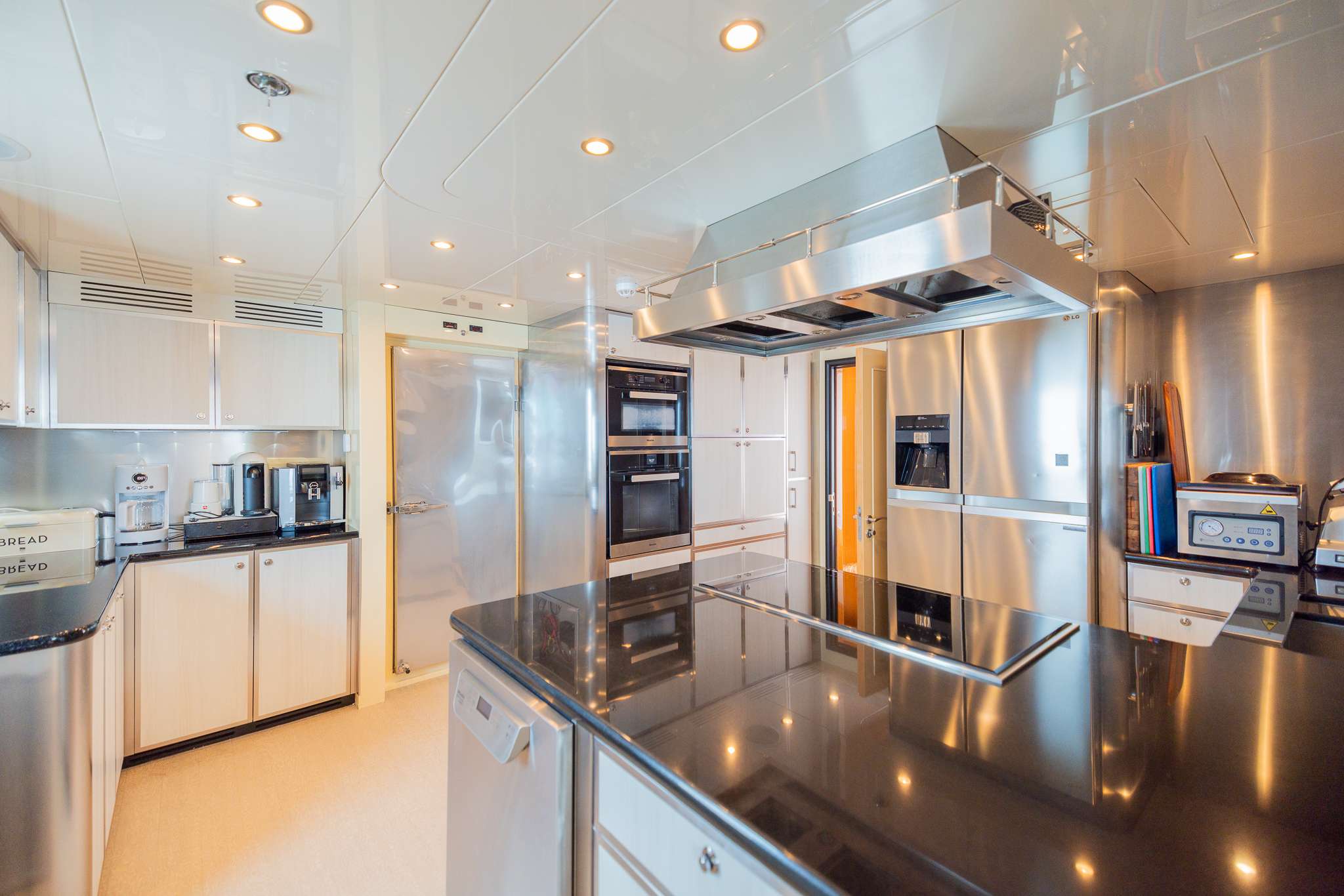 Yacht Photo 17