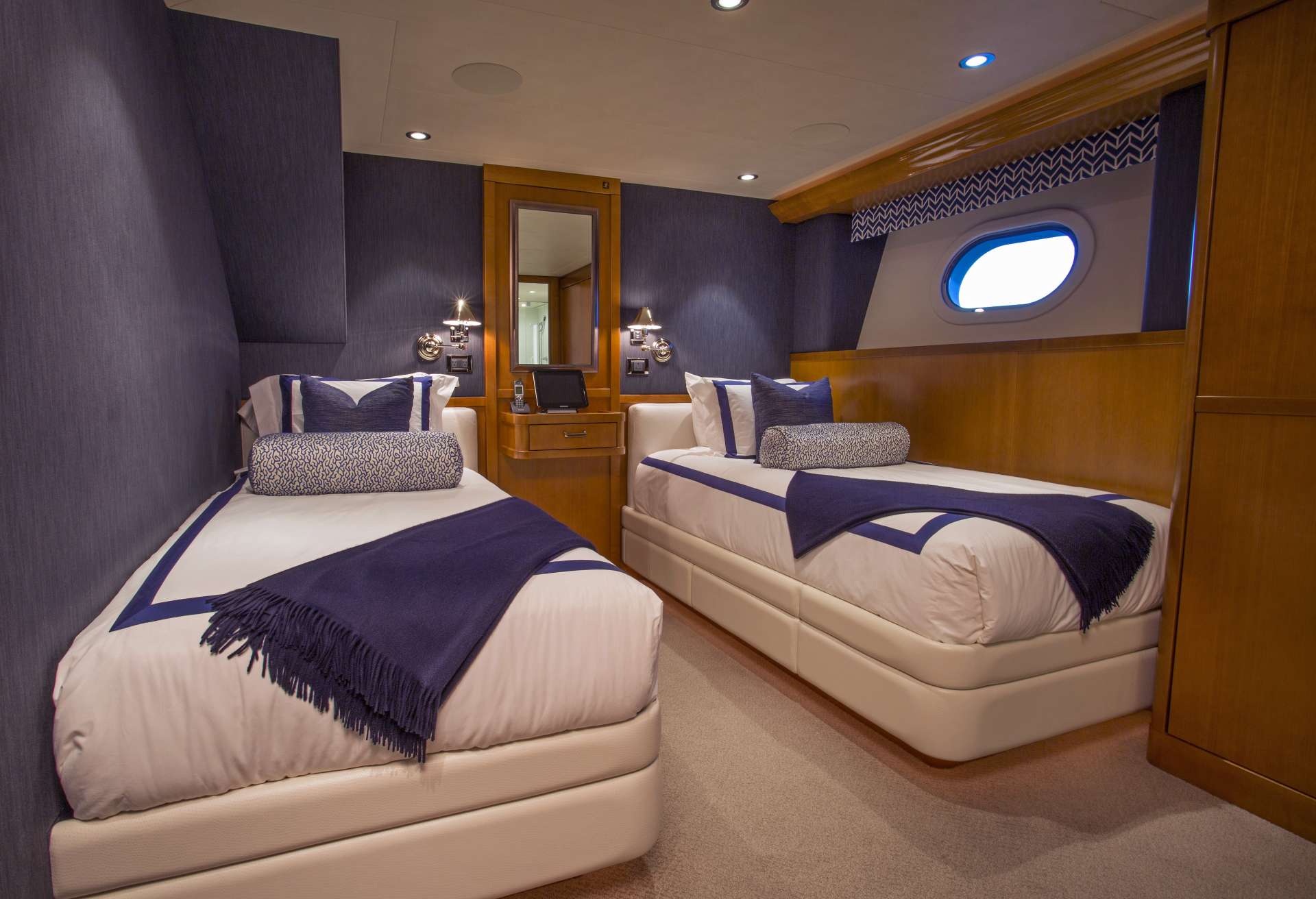 Yacht Photo 7