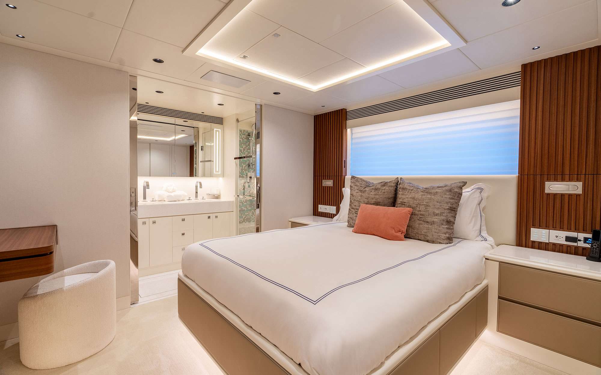 Yacht Photo 7
