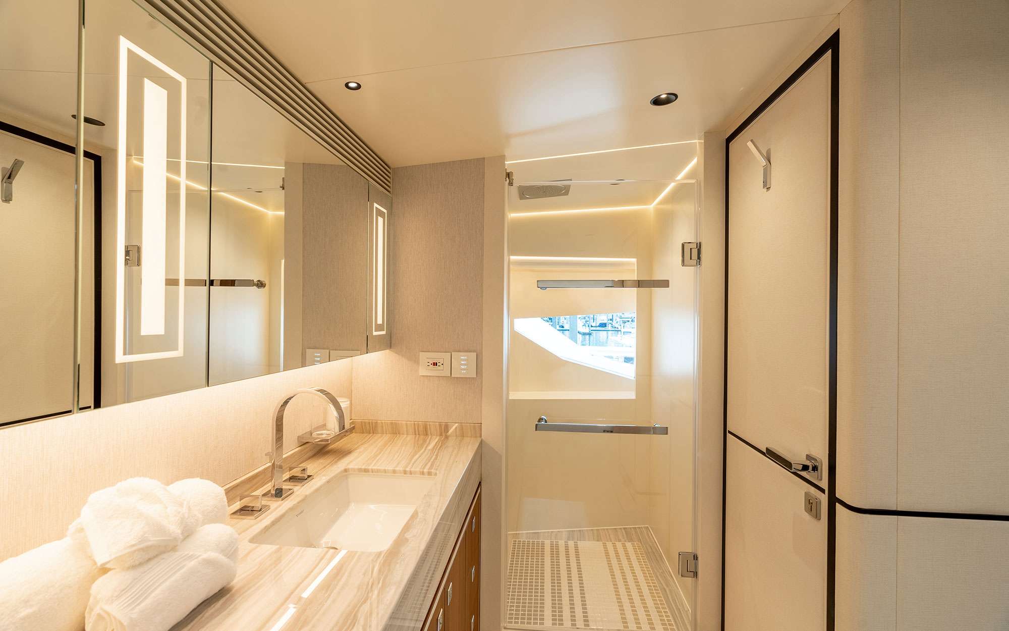 Yacht Photo 9