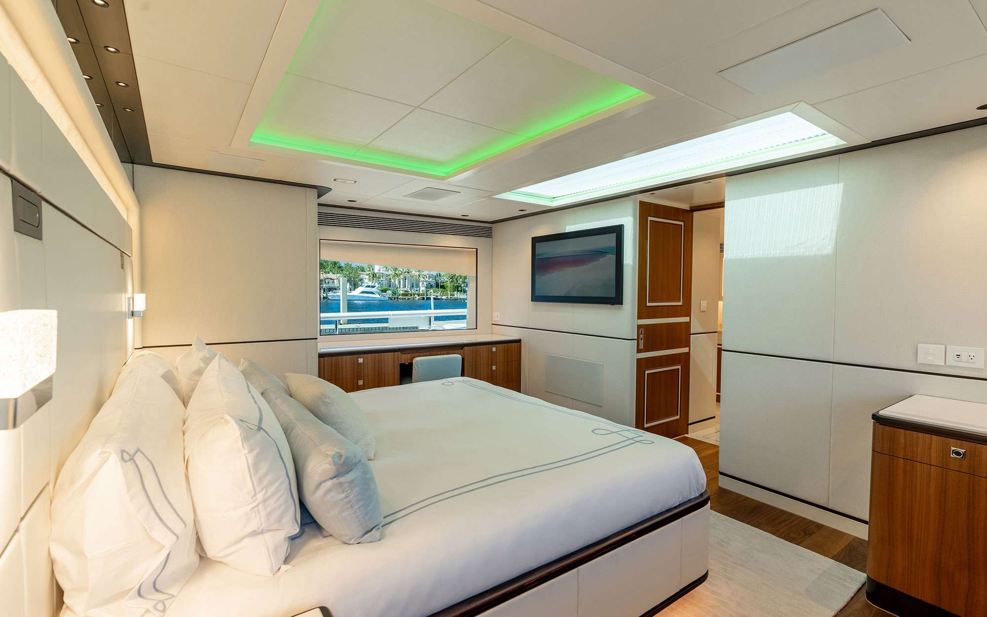 Yacht Photo 10