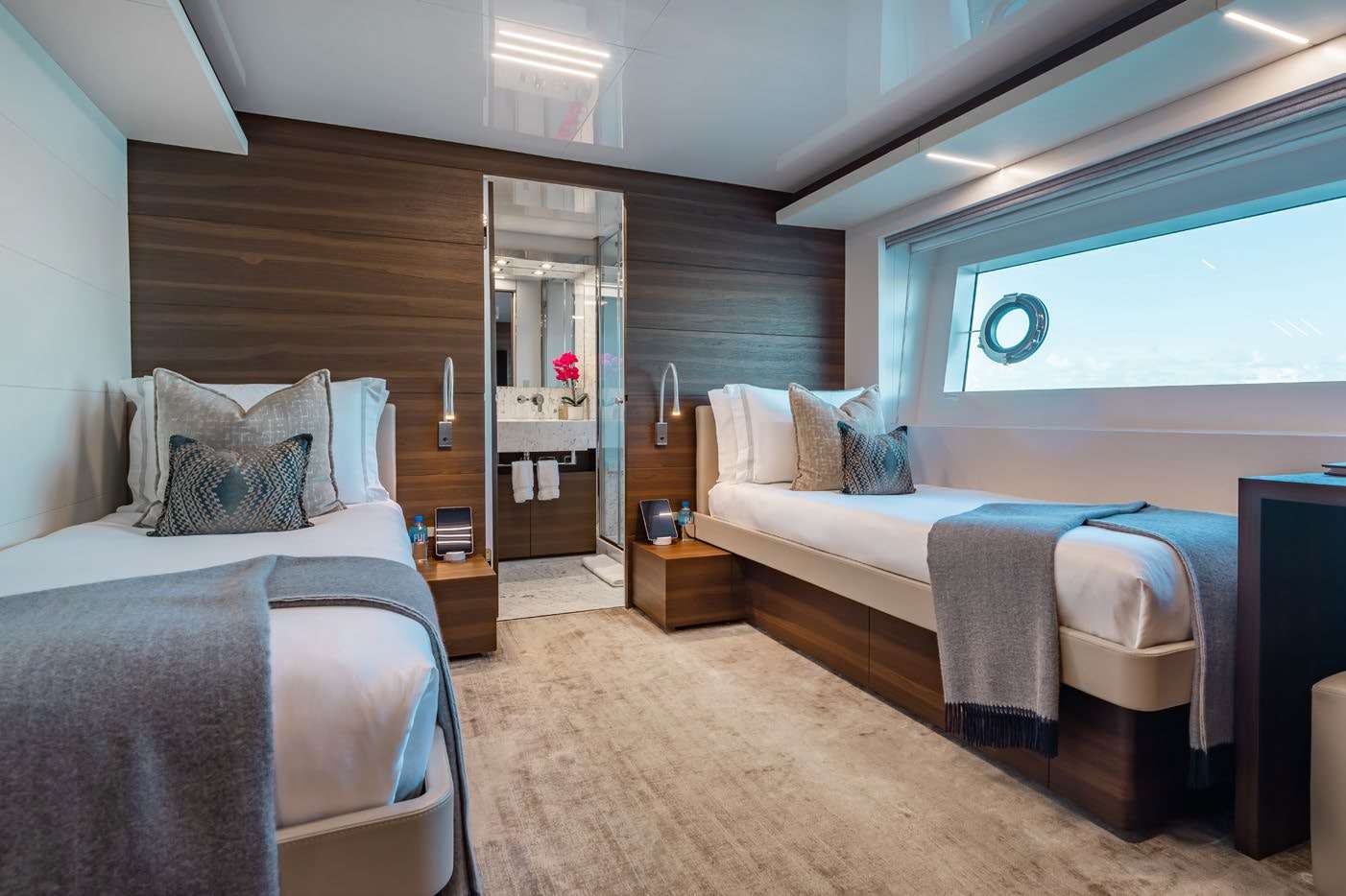 Yacht Photo 12