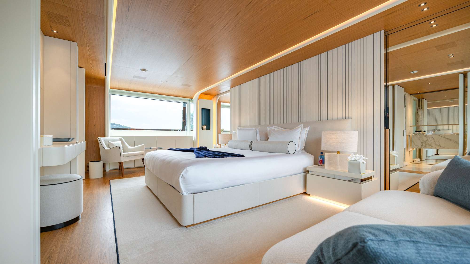 Yacht Photo 13