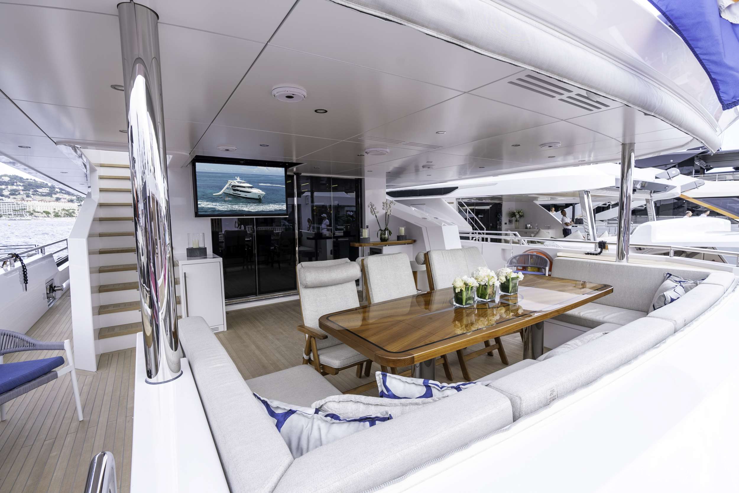 Yacht Photo 9