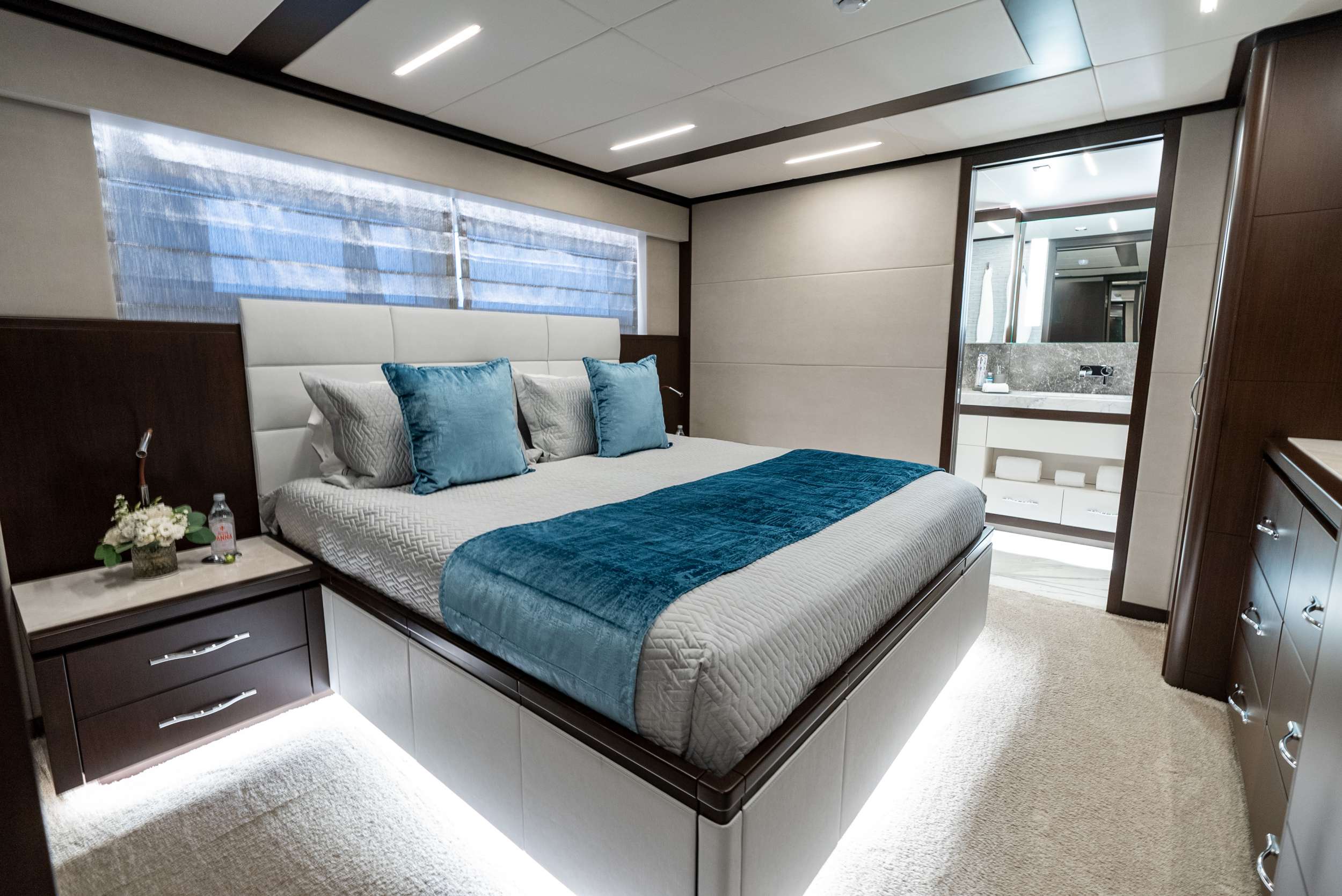 Yacht Photo 12
