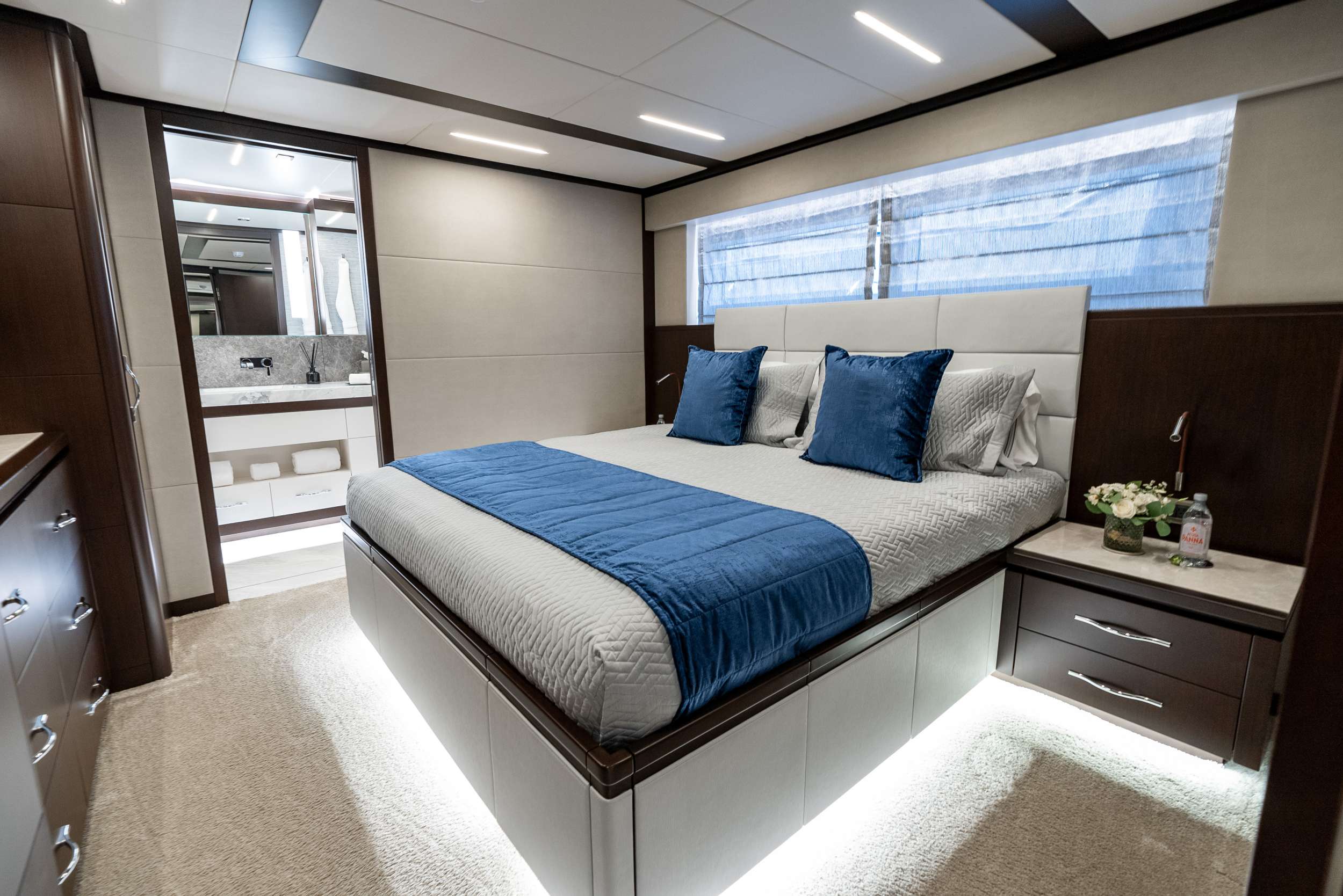Yacht Photo 13