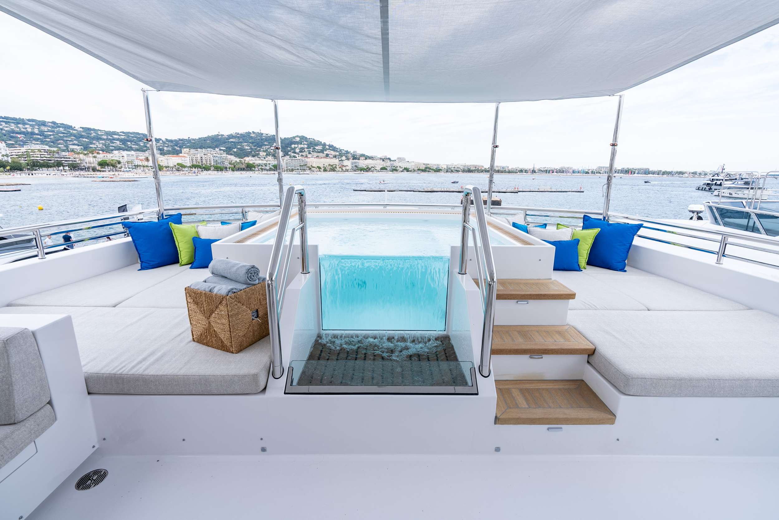 Yacht Photo 17