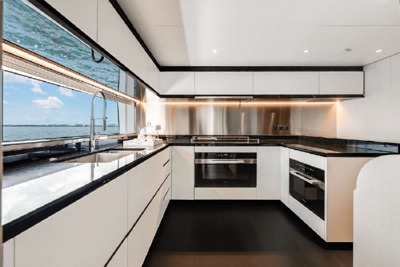 Yacht Photo 3