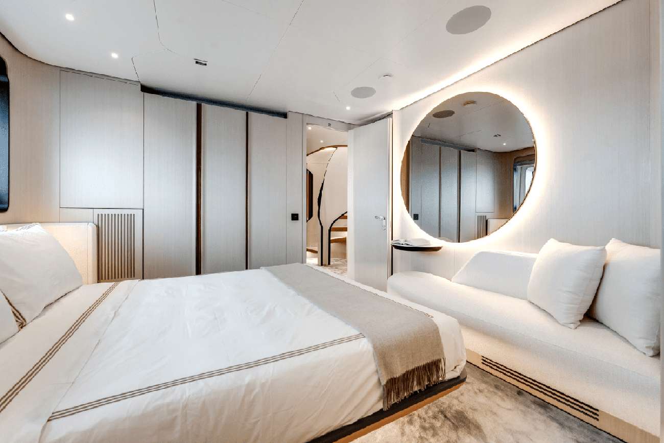 Yacht Photo 12