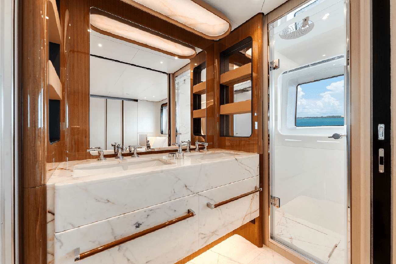 Yacht Photo 17