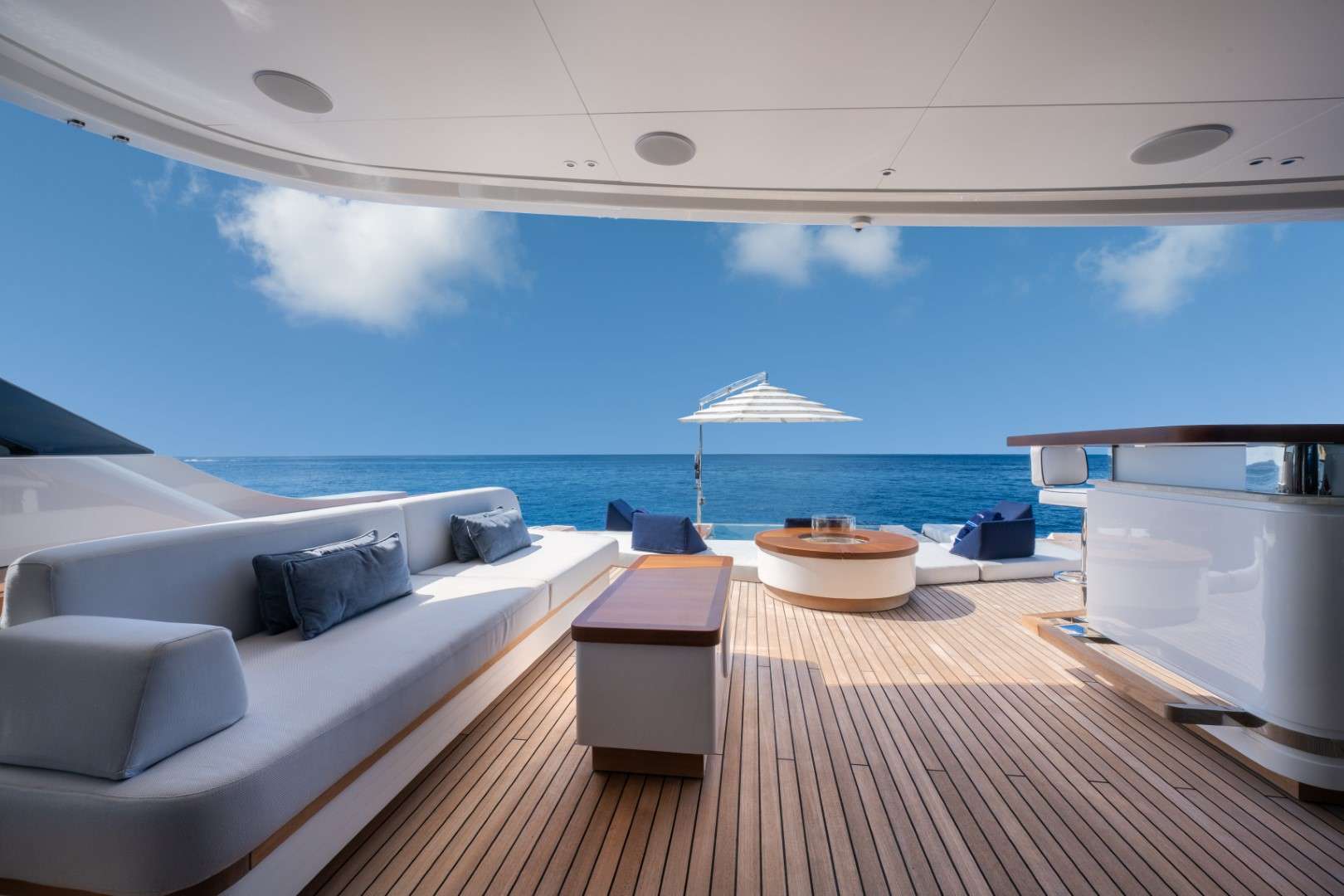 Yacht Photo 17