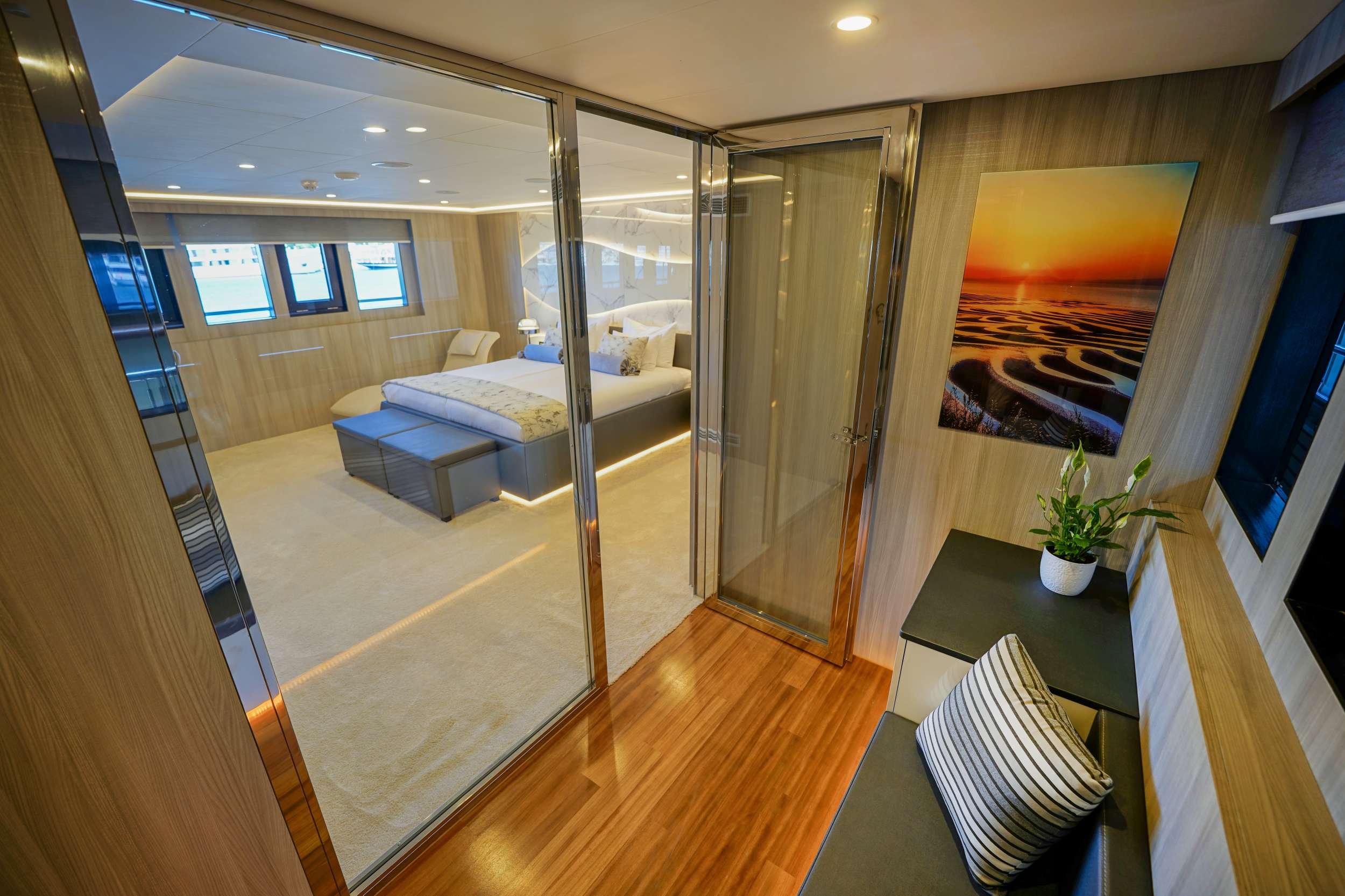 Yacht Photo 7