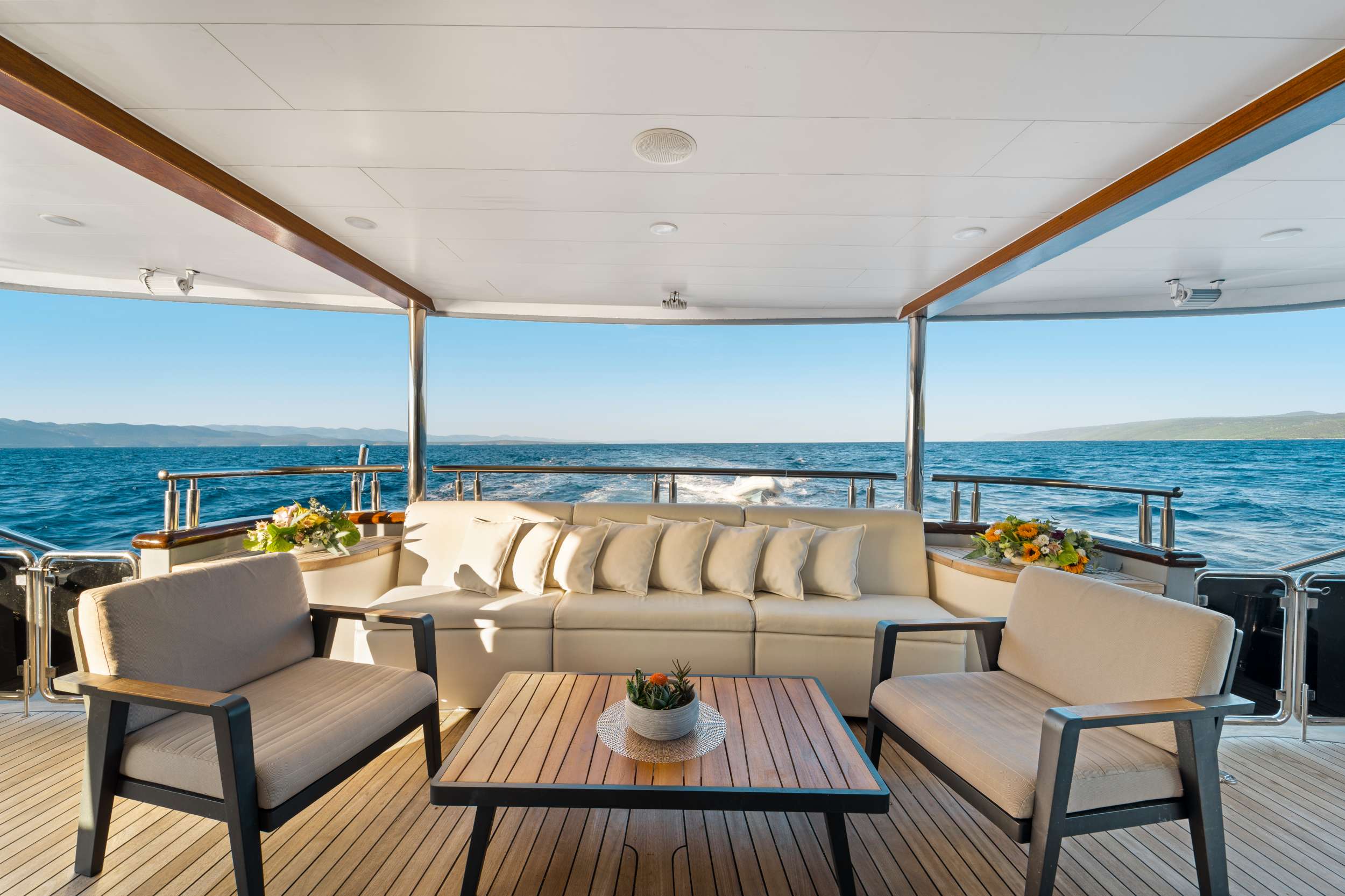 Yacht Photo 10