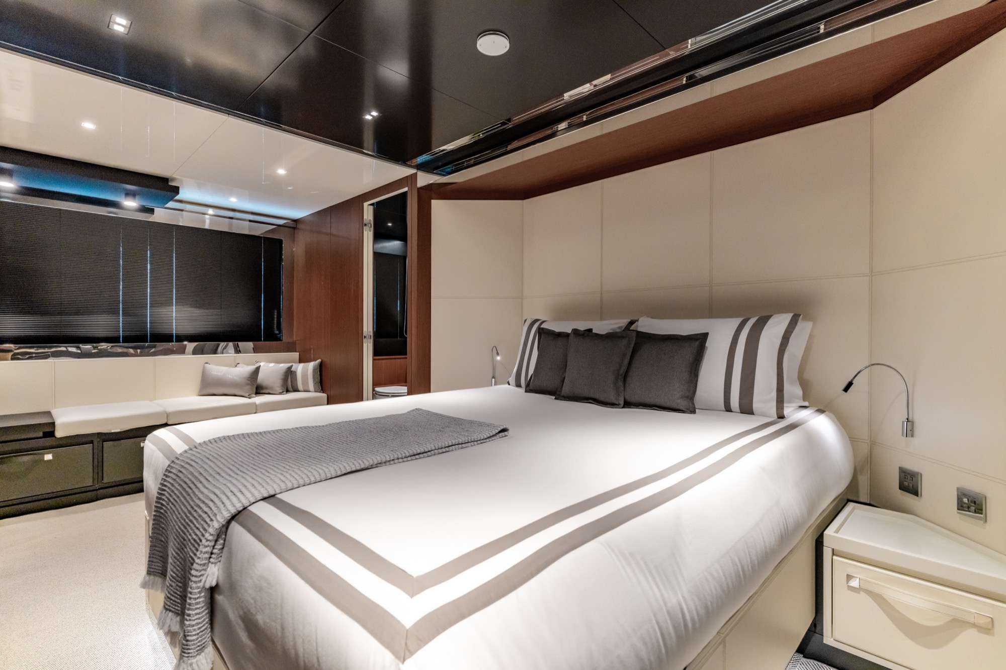 Yacht Photo 8