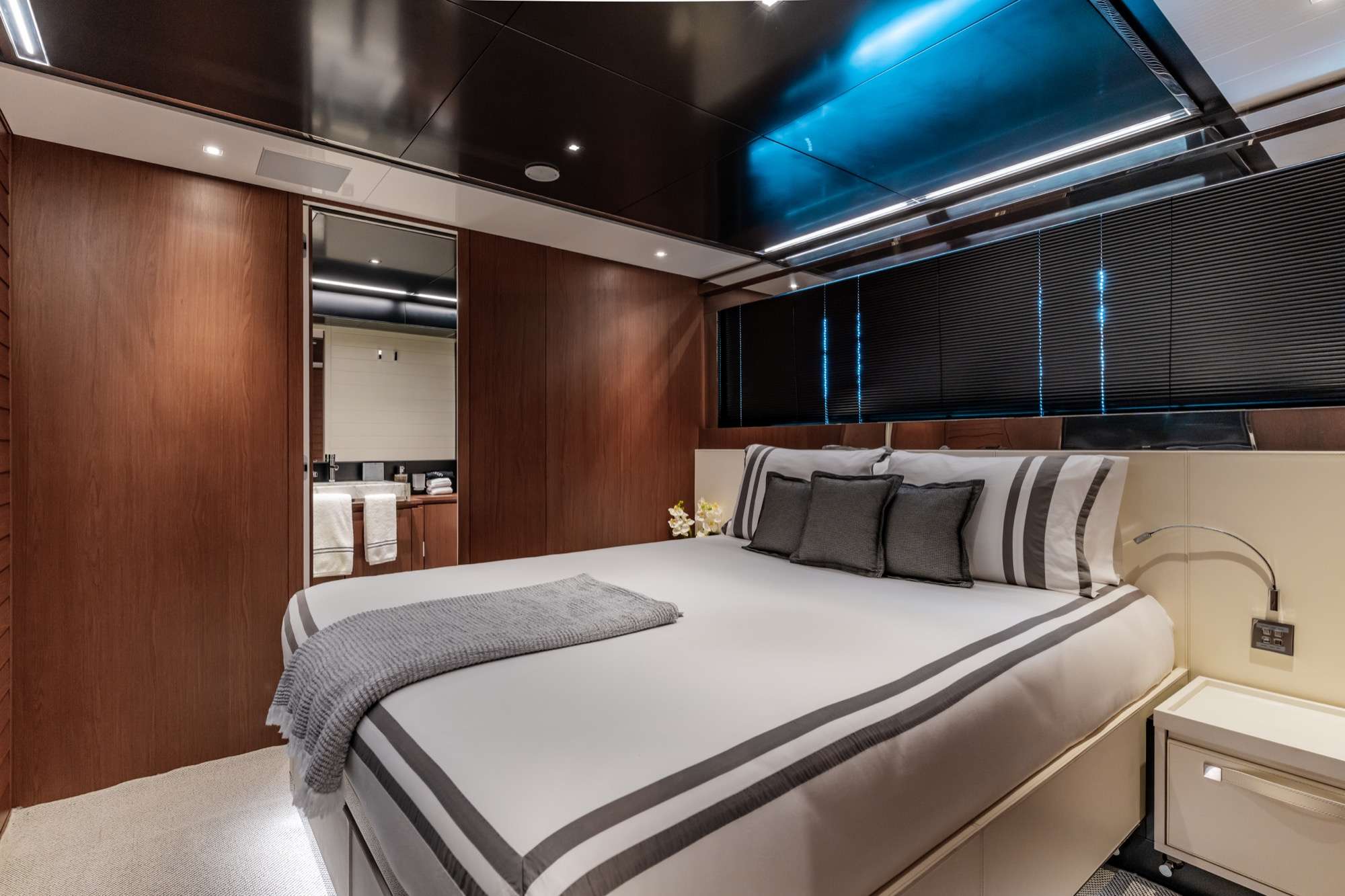 Yacht Photo 10