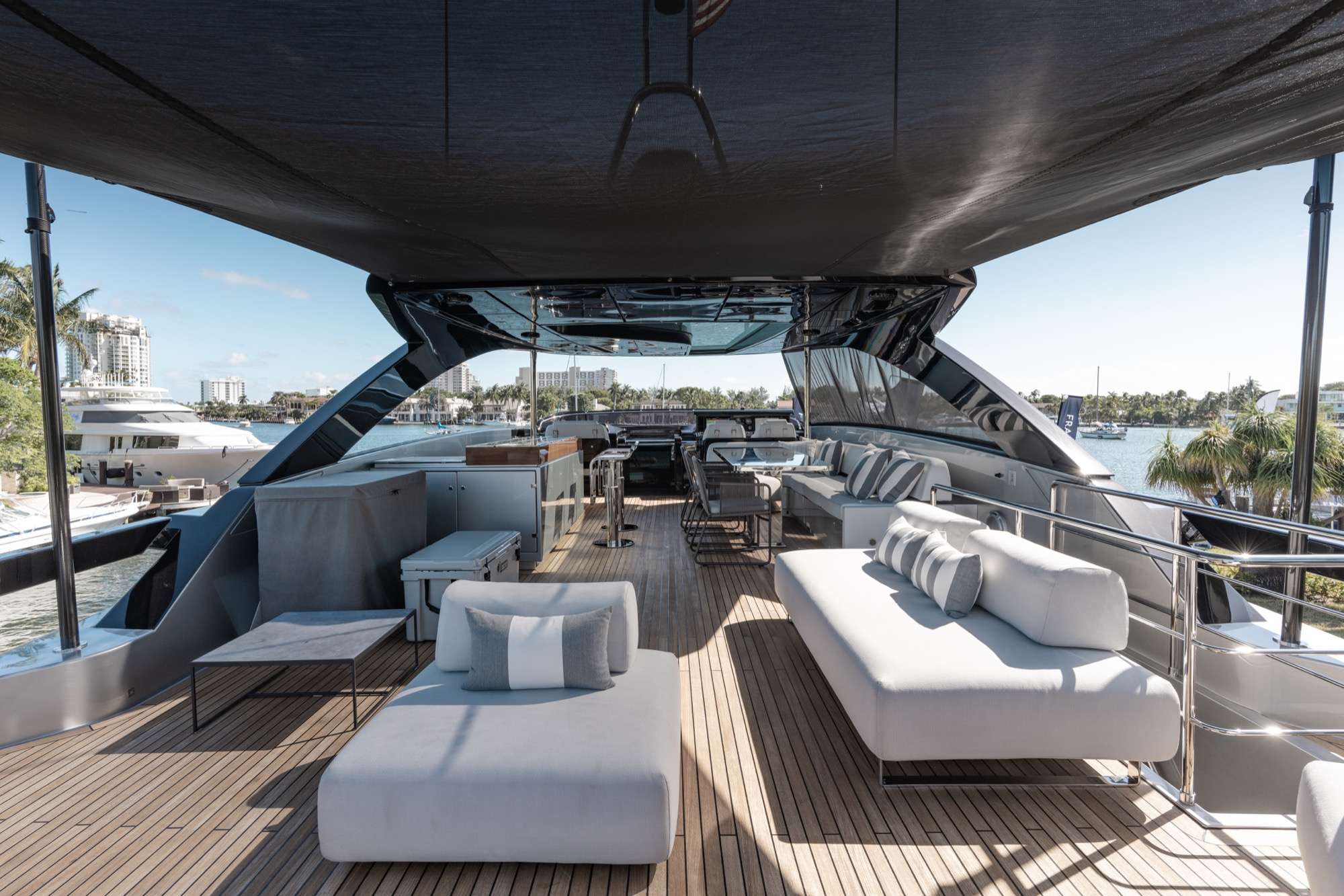 Yacht Photo 16