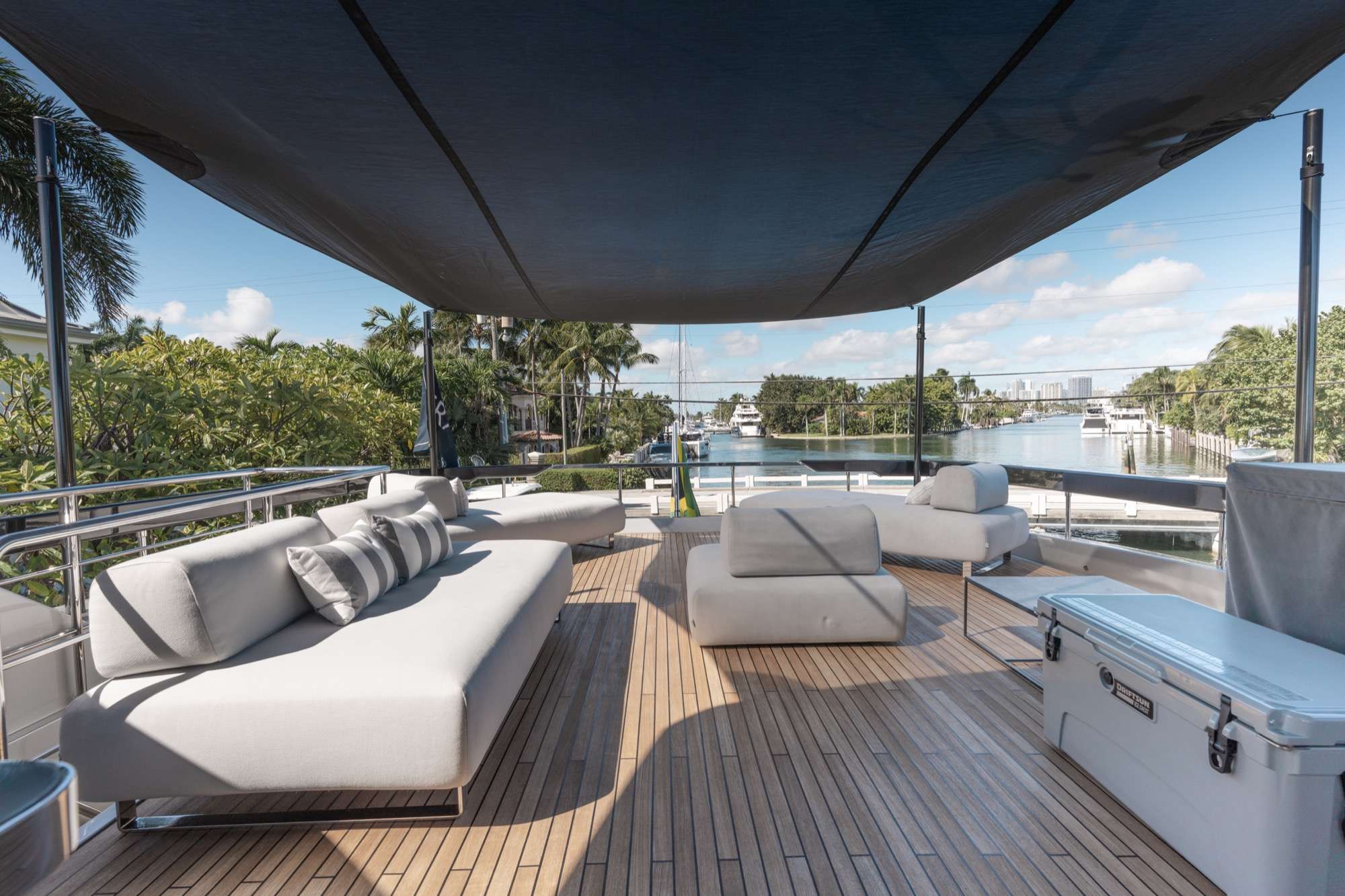 Yacht Photo 17