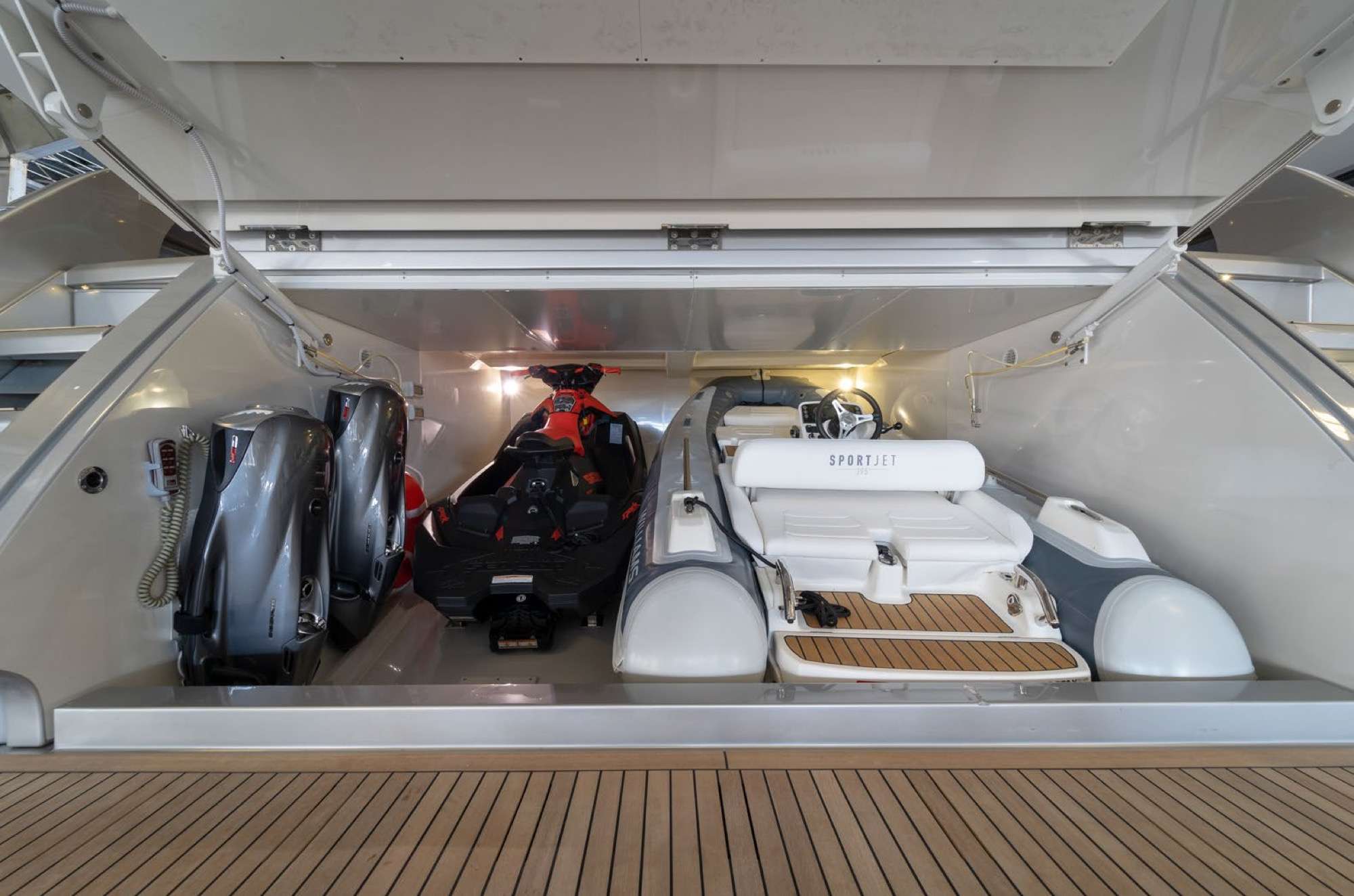 Yacht Photo 18