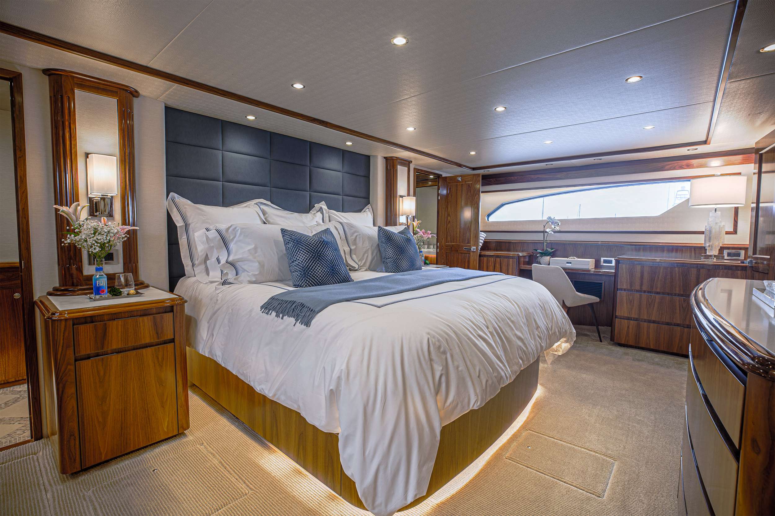Yacht Photo 6