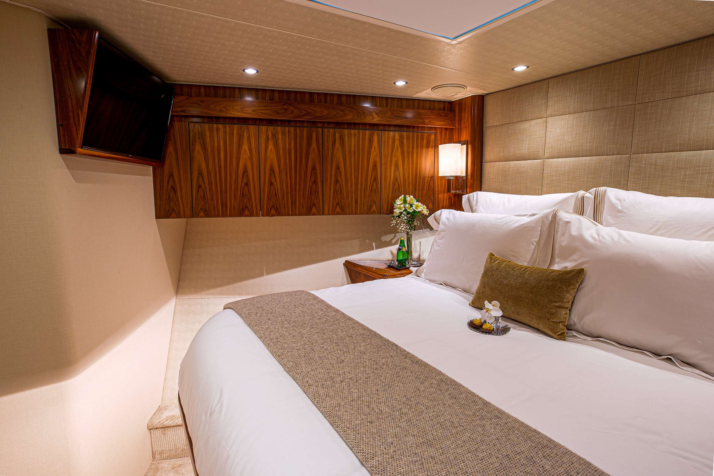 Yacht Photo 8