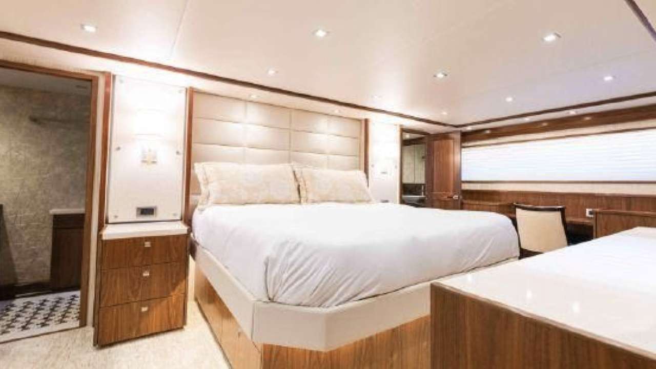 Yacht Photo 6