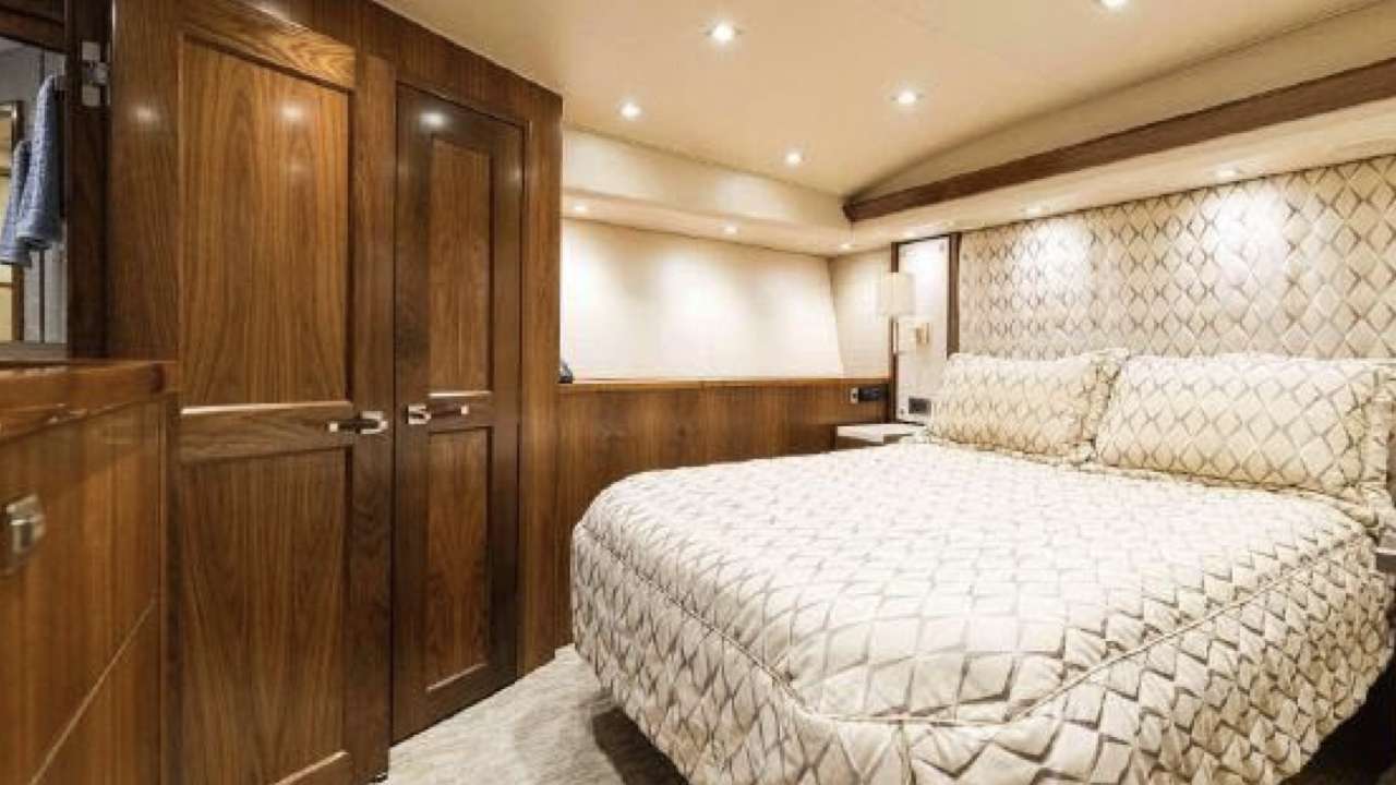 Yacht Photo 8