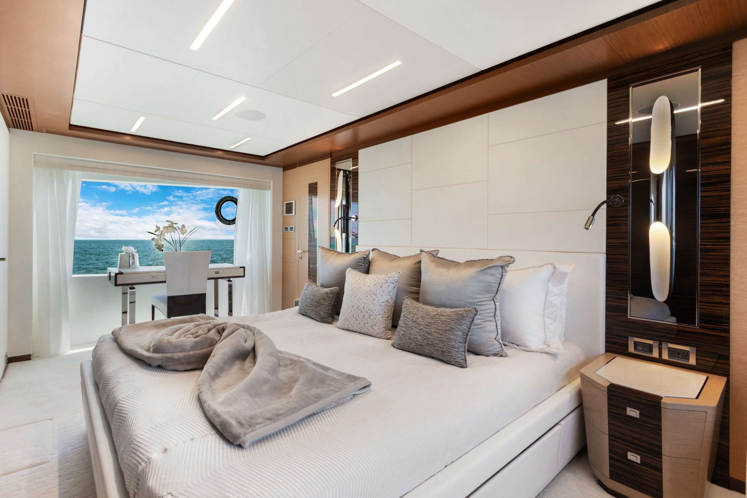 Yacht Photo 6