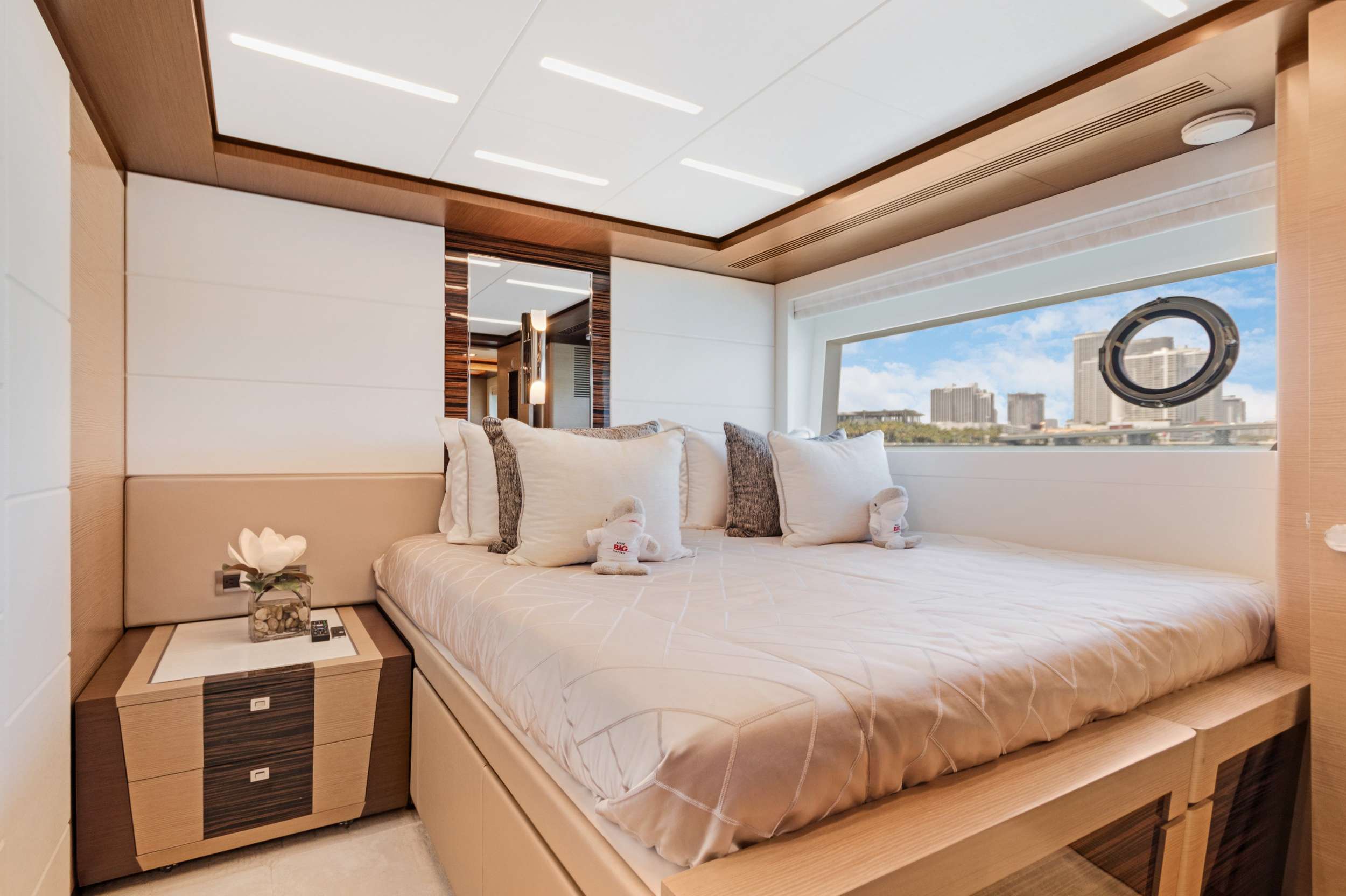 Yacht Photo 8