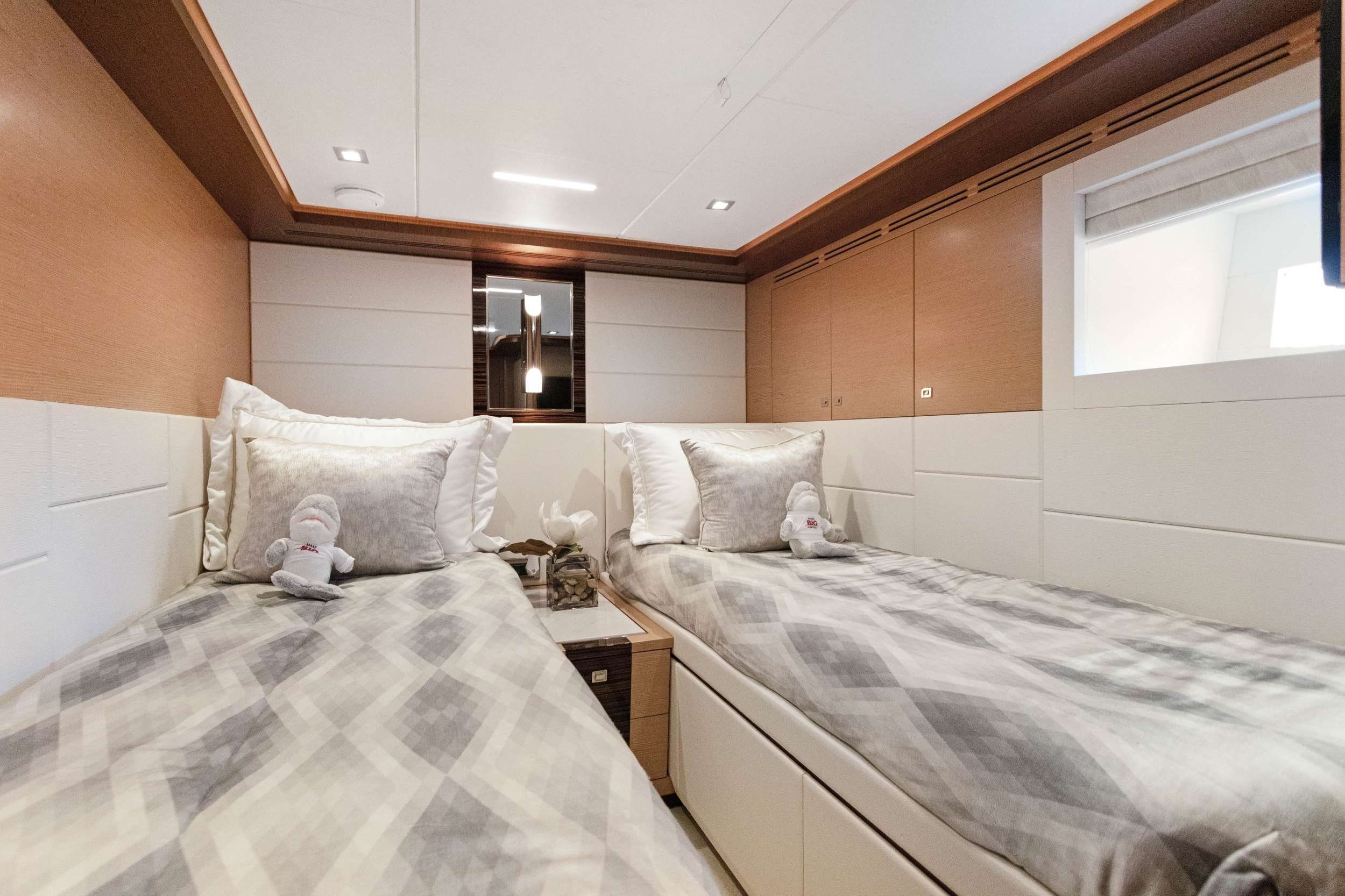 Yacht Photo 9