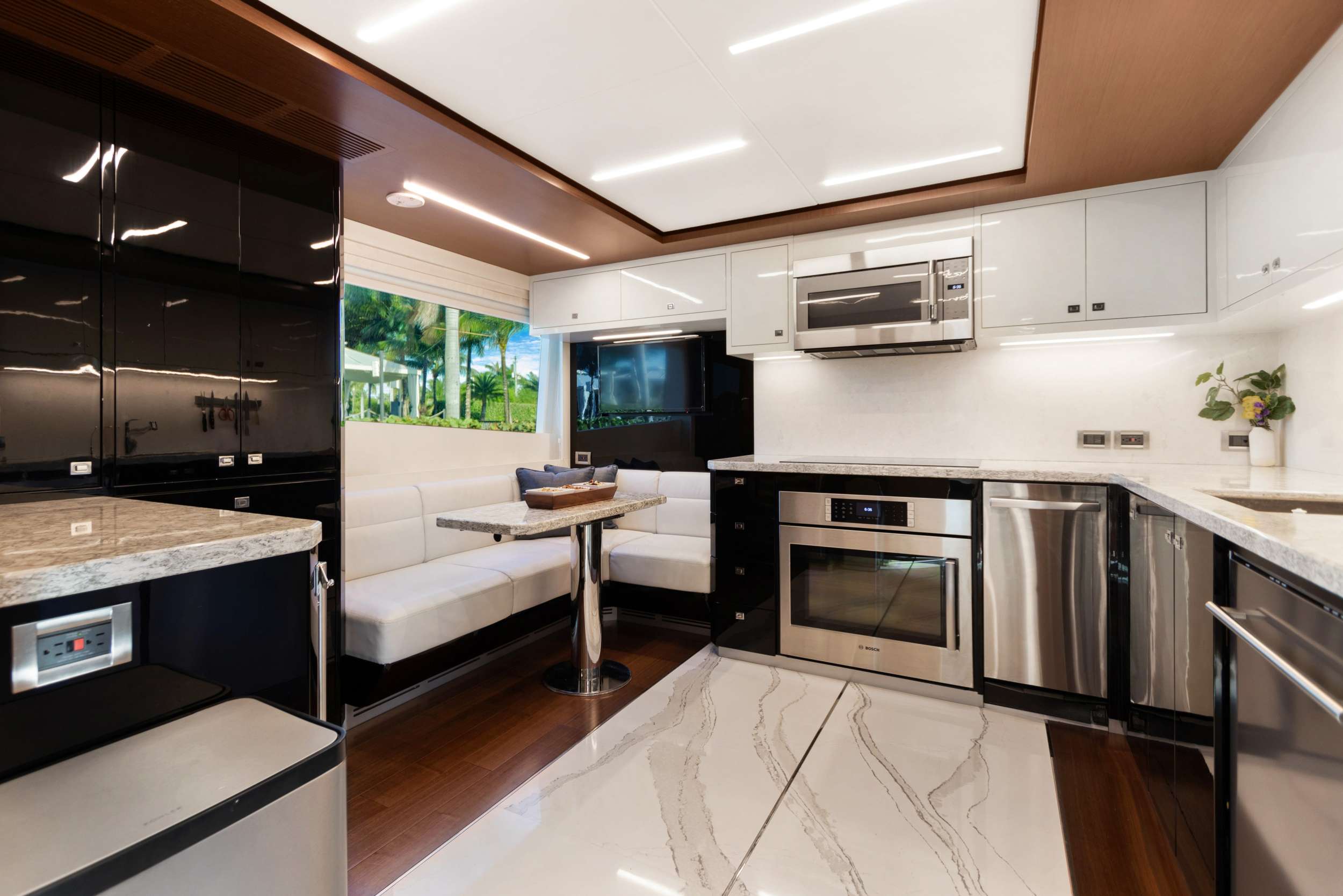 Yacht Photo 18