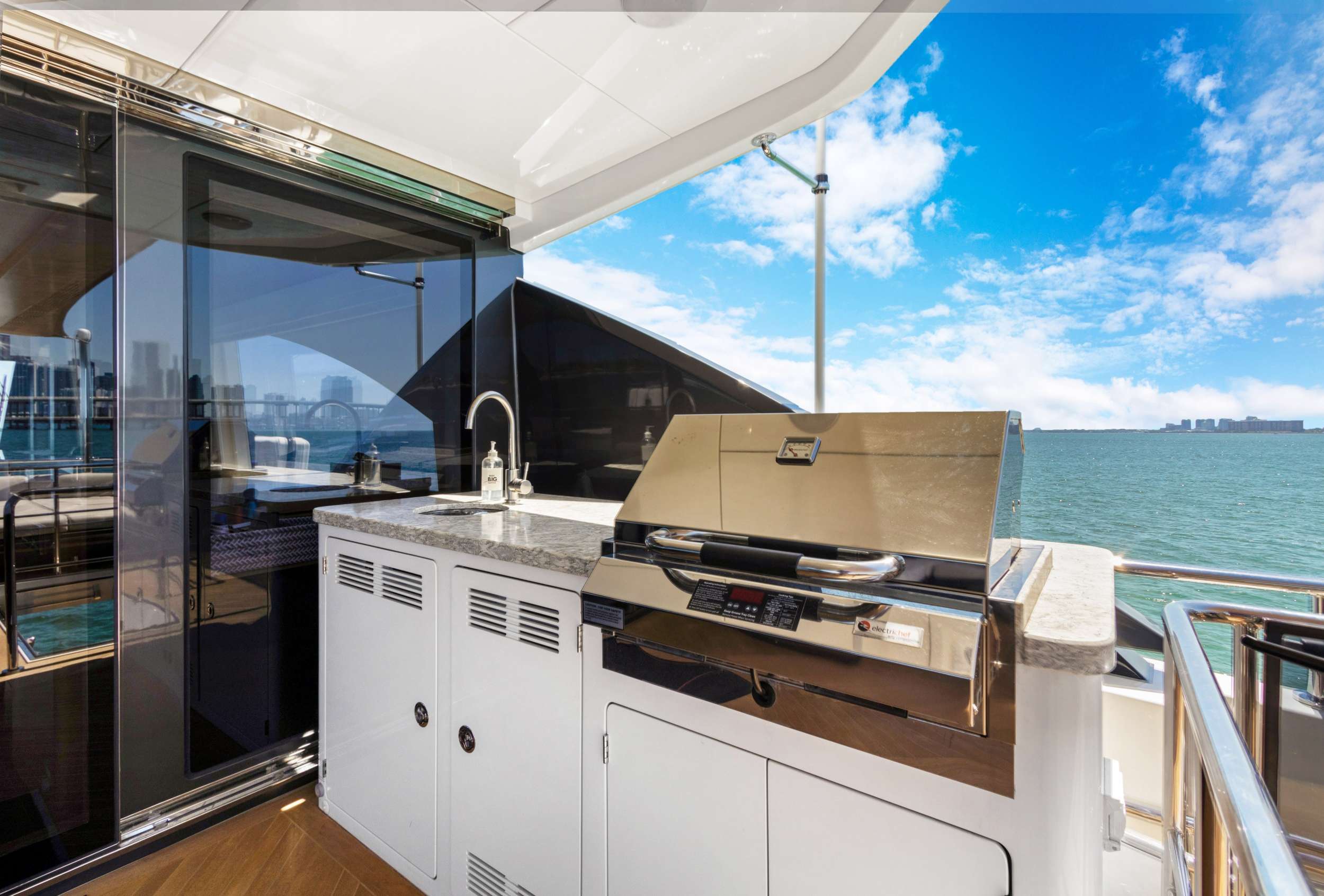 Yacht Photo 19