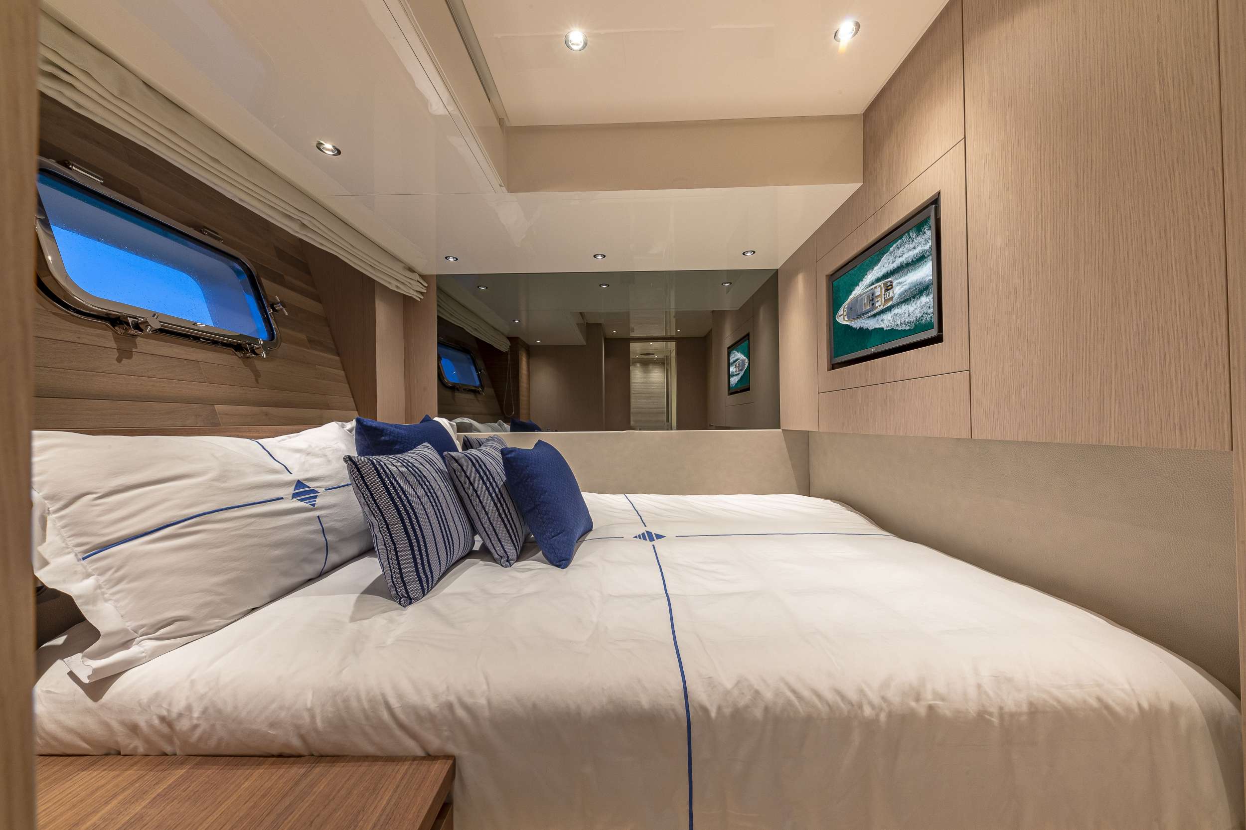 Yacht Photo 7