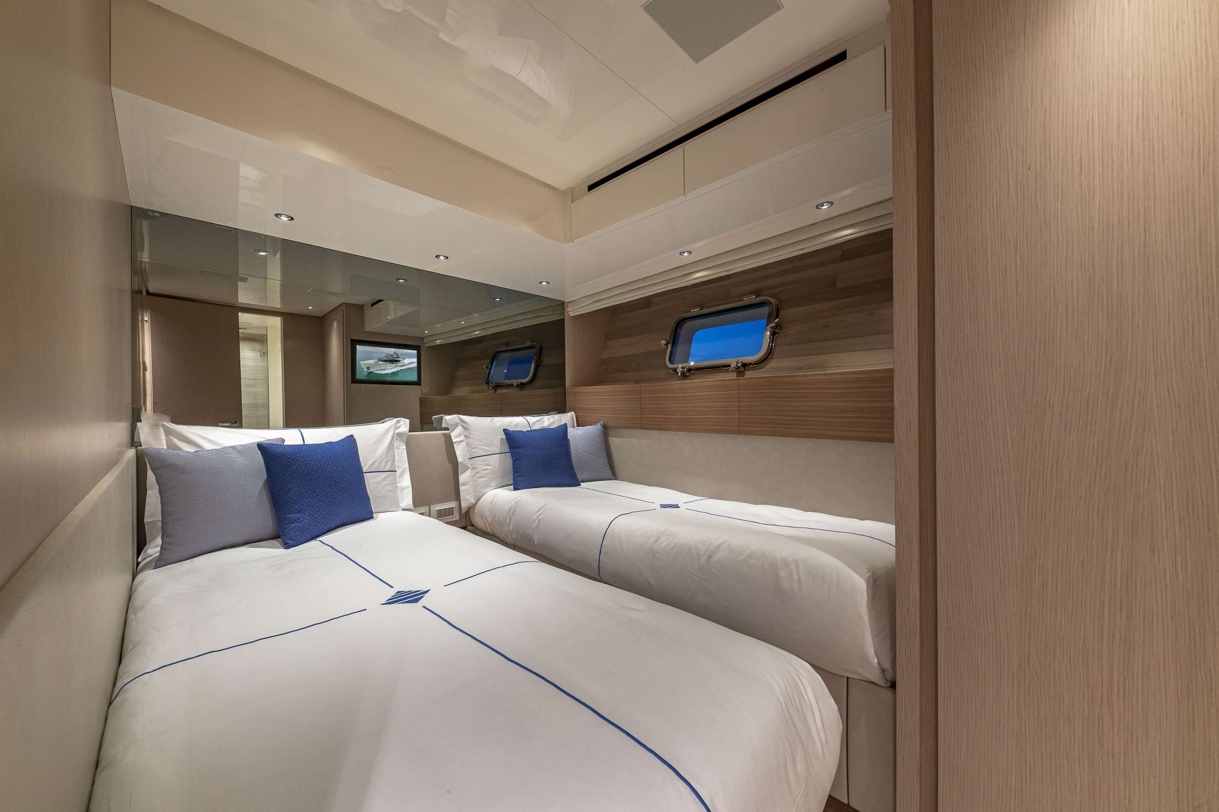 Yacht Photo 8