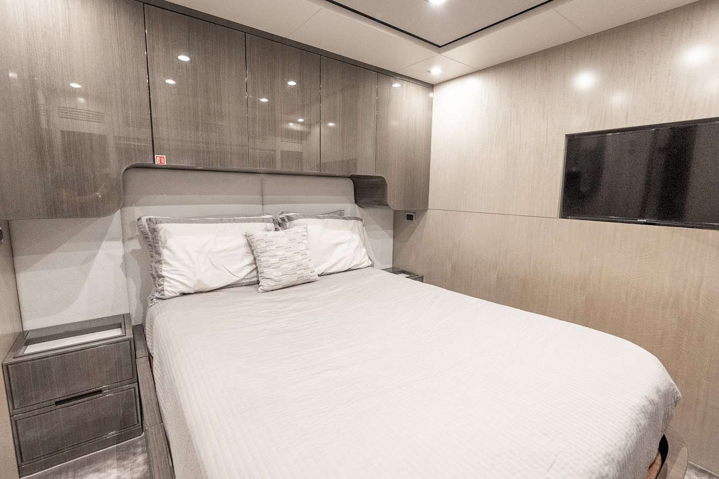 Yacht Photo 7