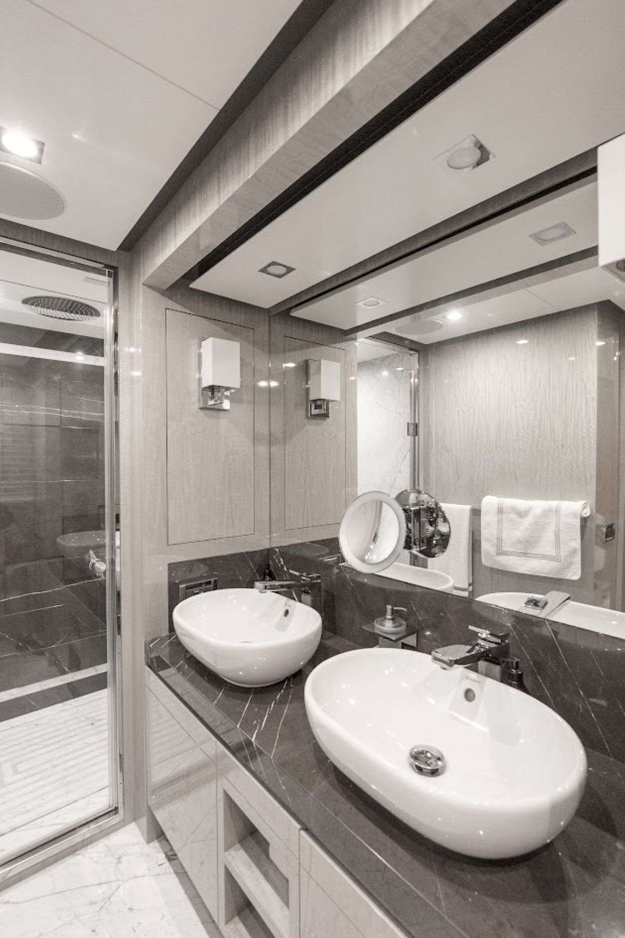 Yacht Photo 9