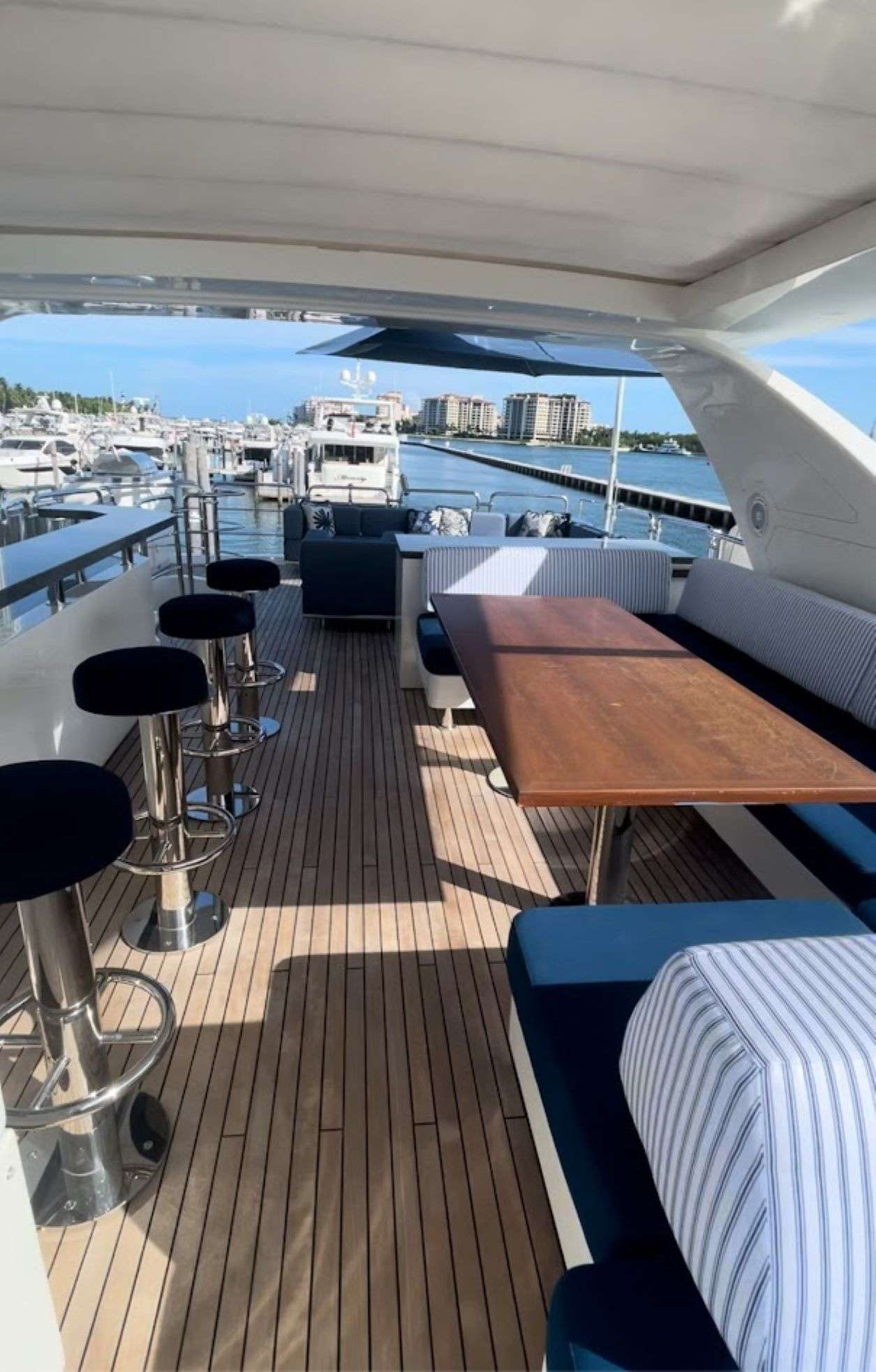Yacht Photo 11