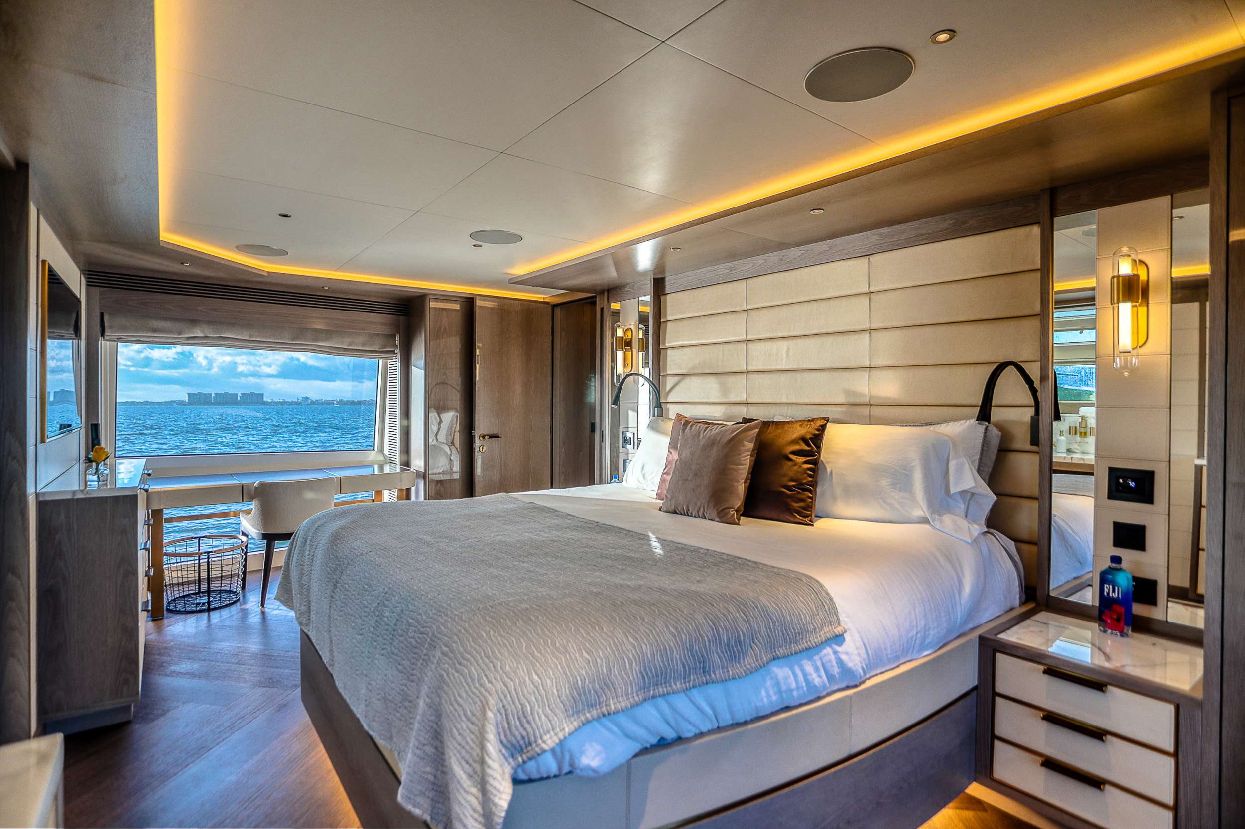 Yacht Photo 6