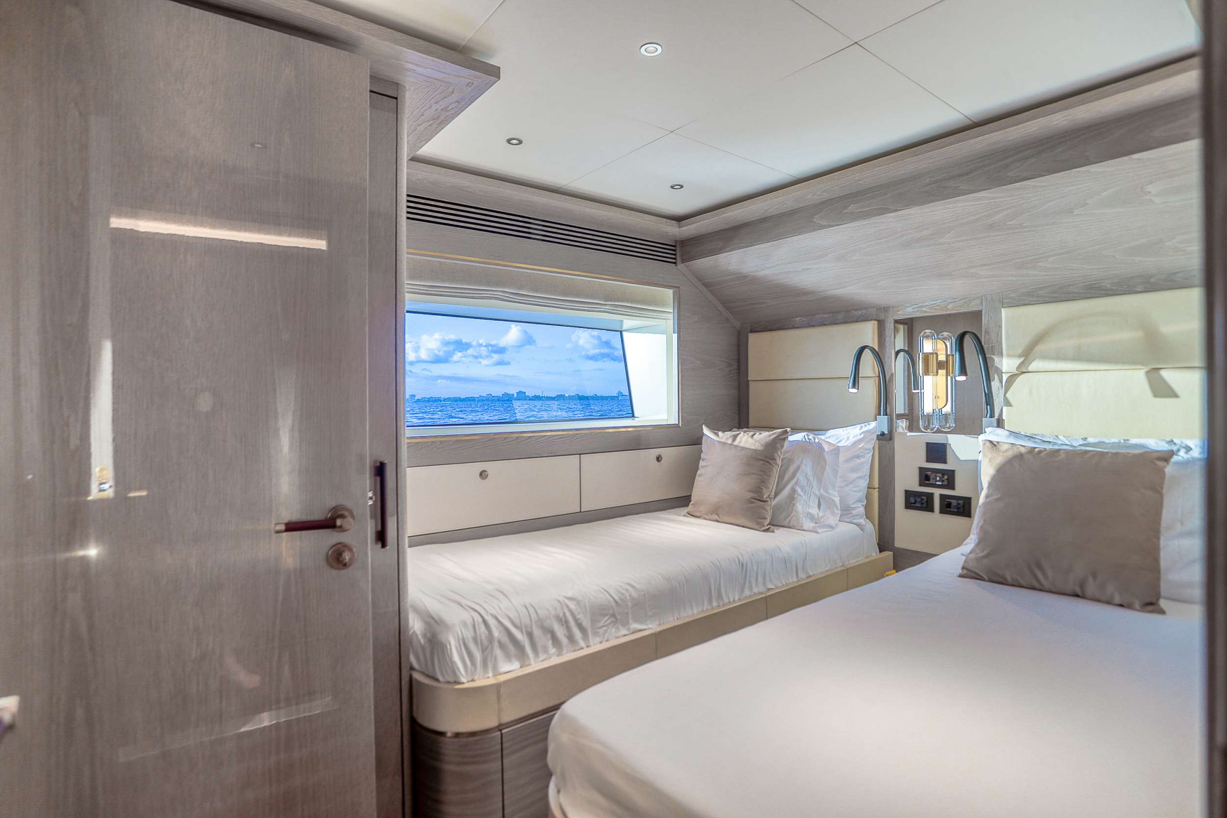 Yacht Photo 10