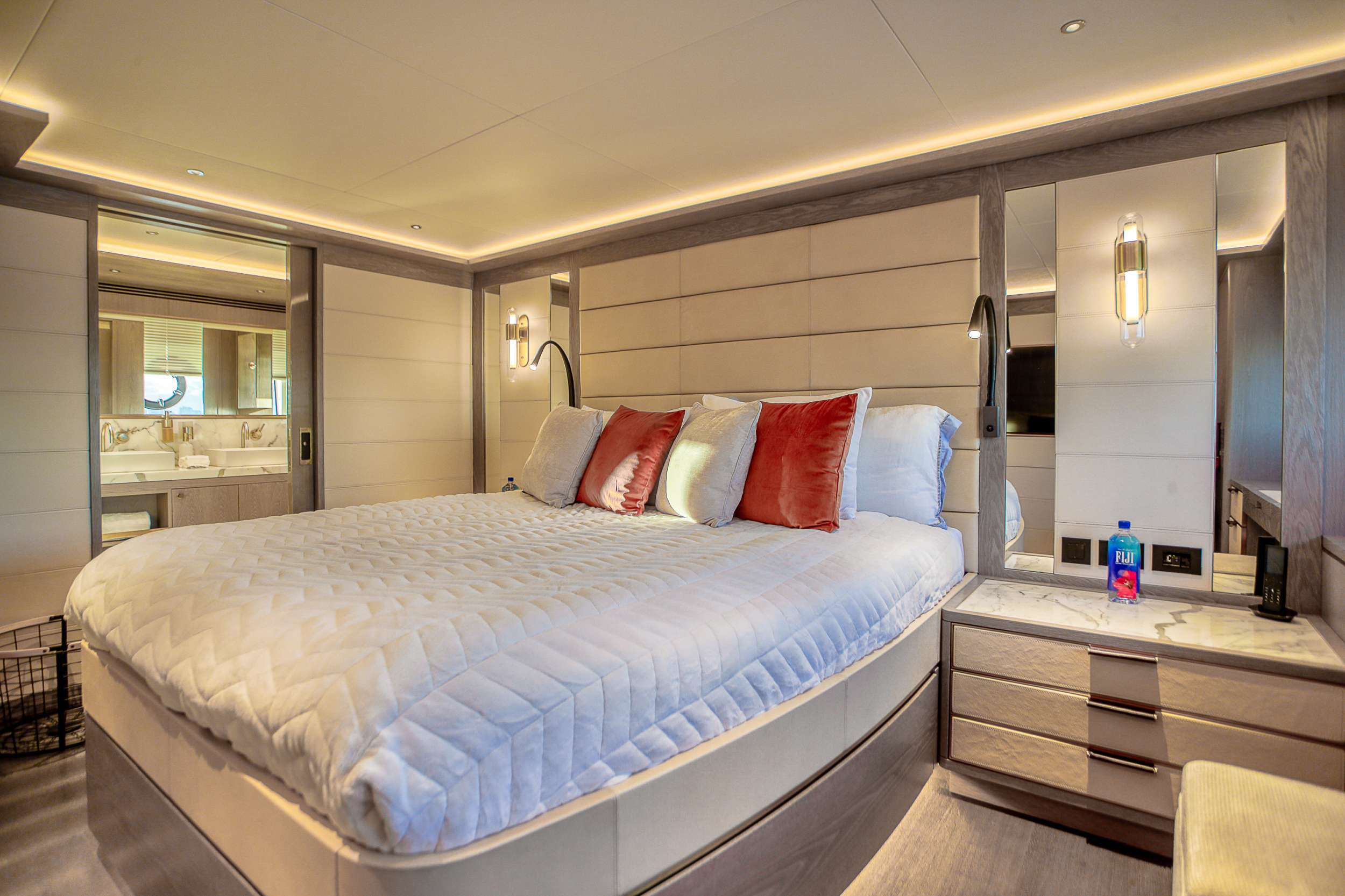 Yacht Photo 11
