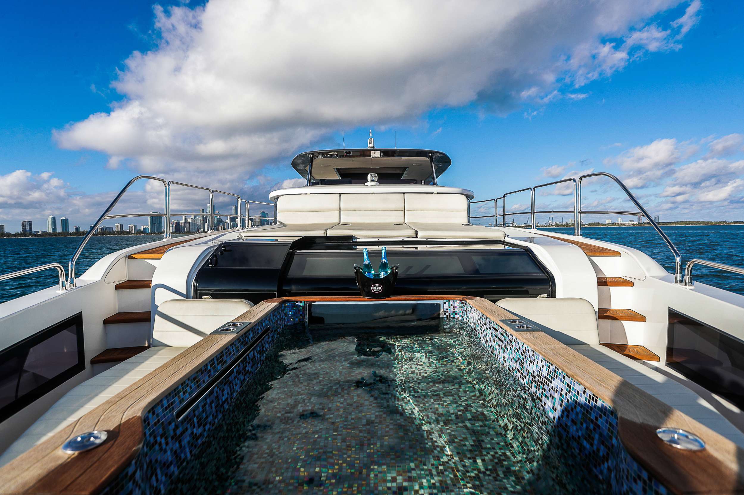 Yacht Photo 18