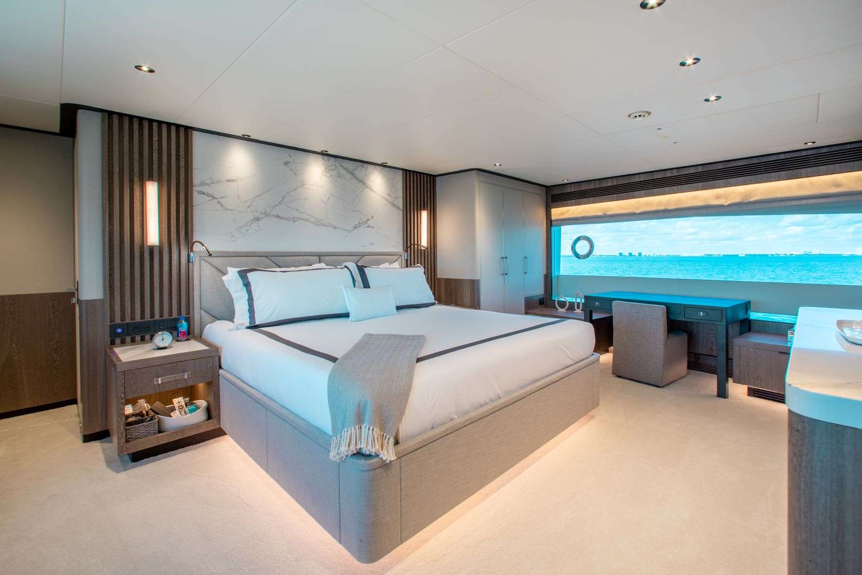 Yacht Photo 6