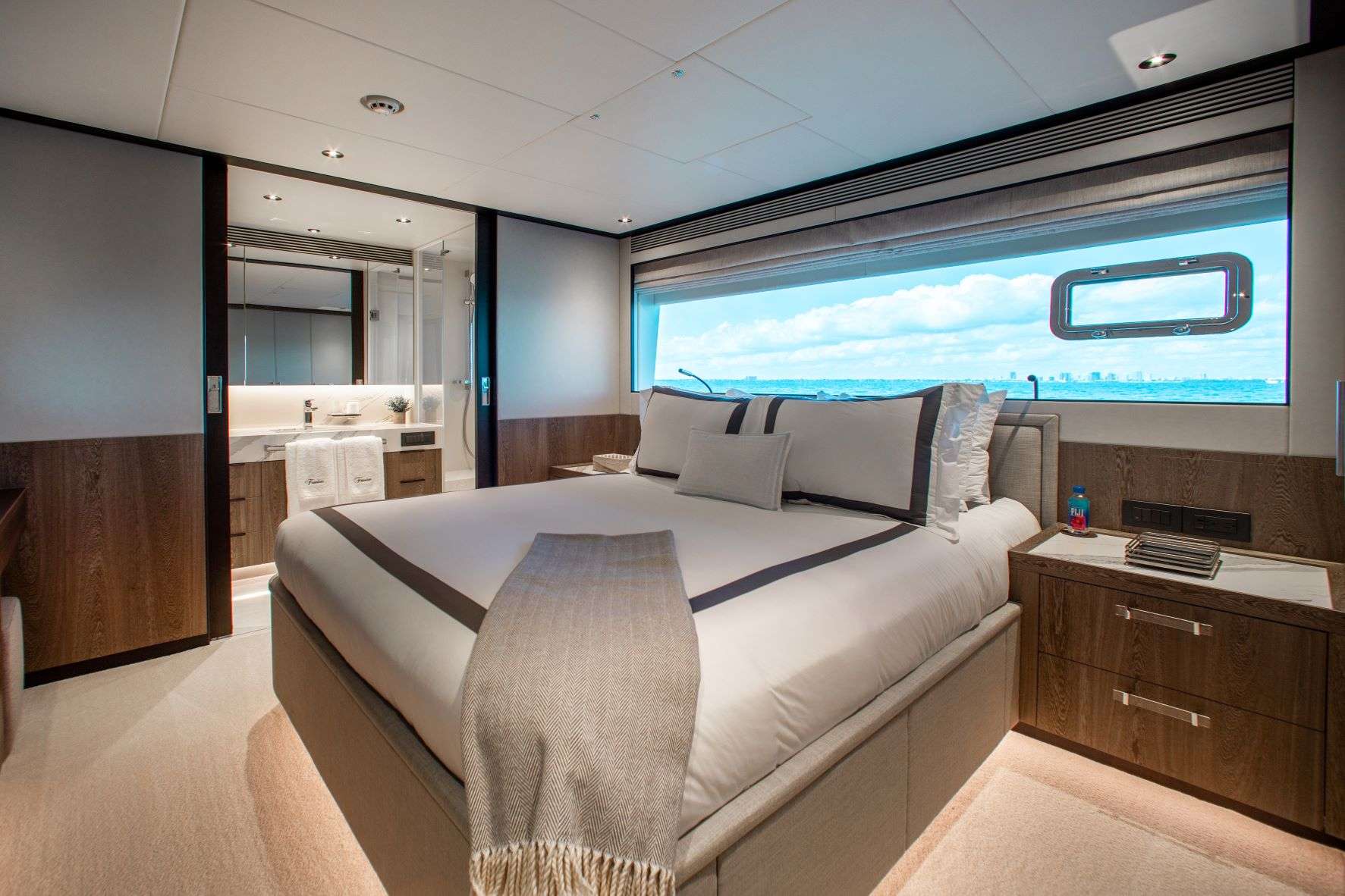 Yacht Photo 9